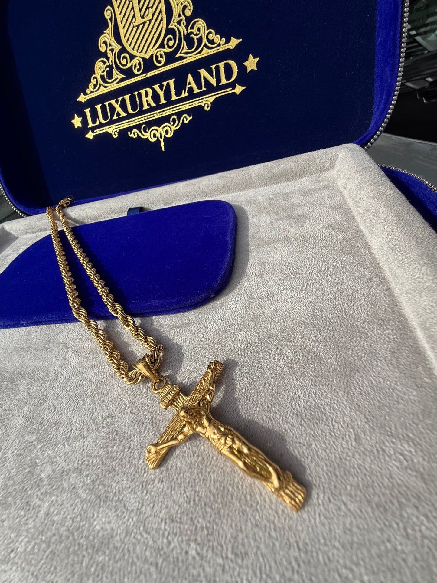 Dije de cristo olimpico golden con torzal de 5 mm