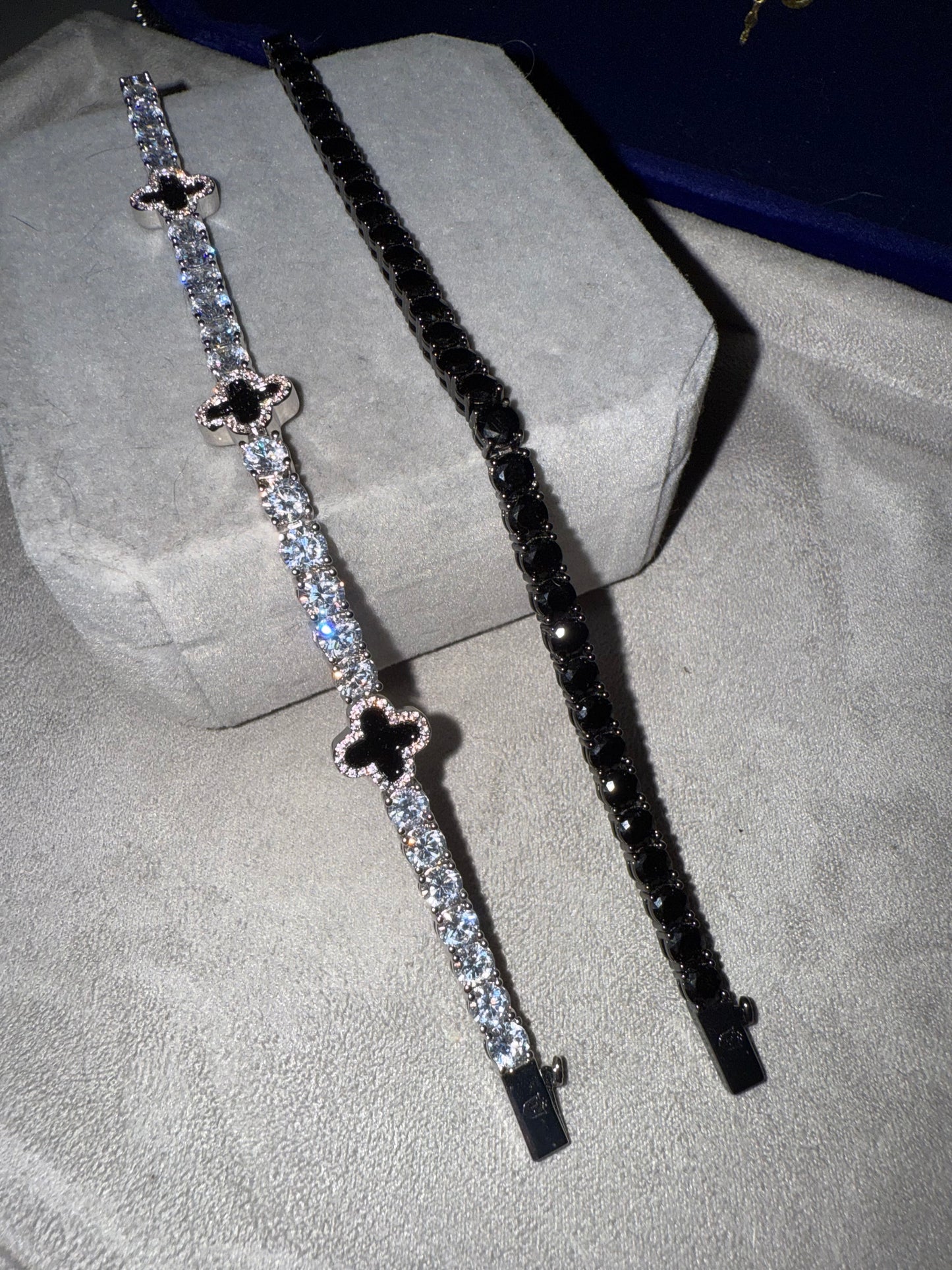 Combo de brazaletes tennis VC. 4 mm whitegold y tennis black 5 mm