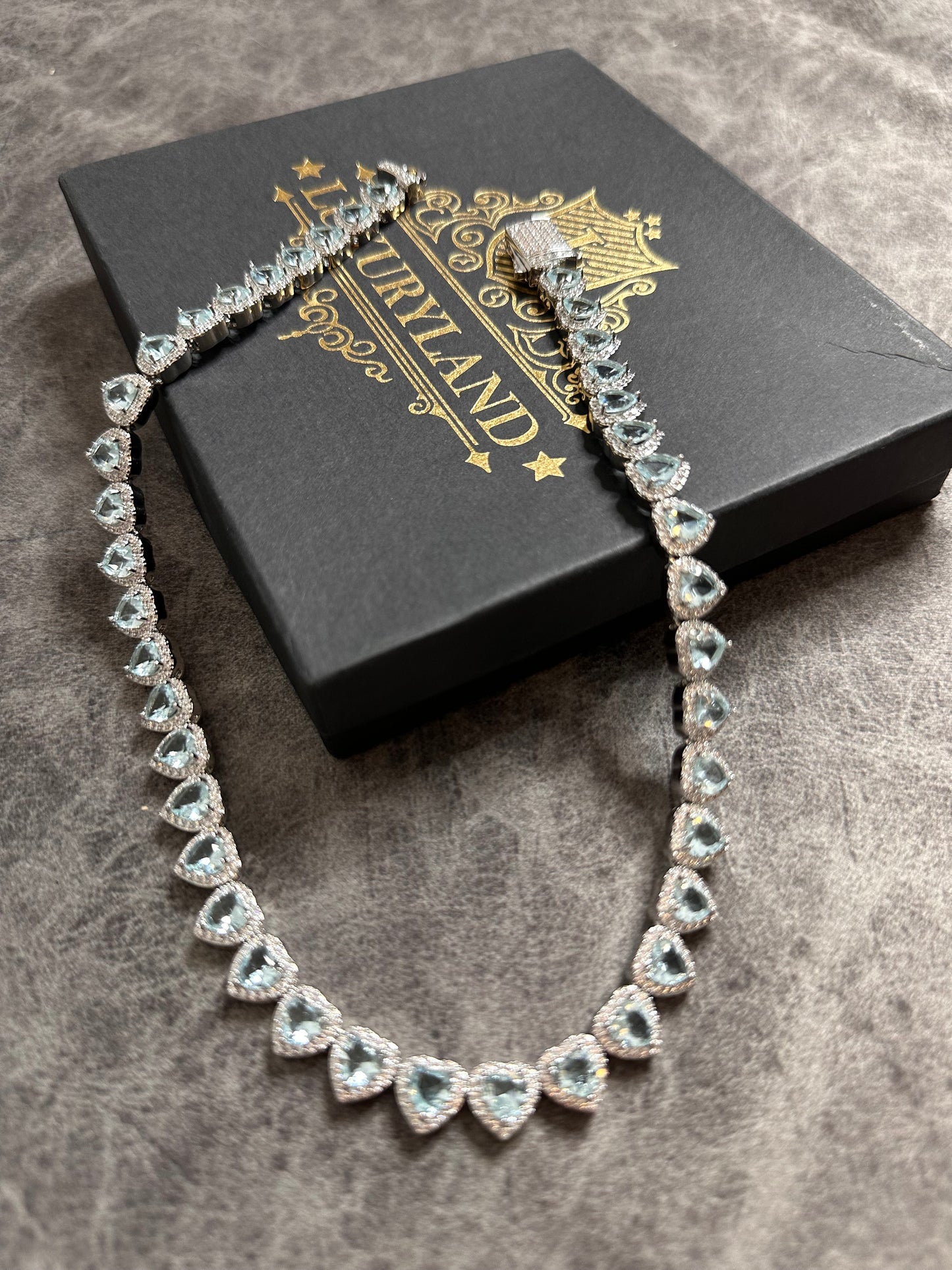 Cadena corazones blue saphire broche de caja