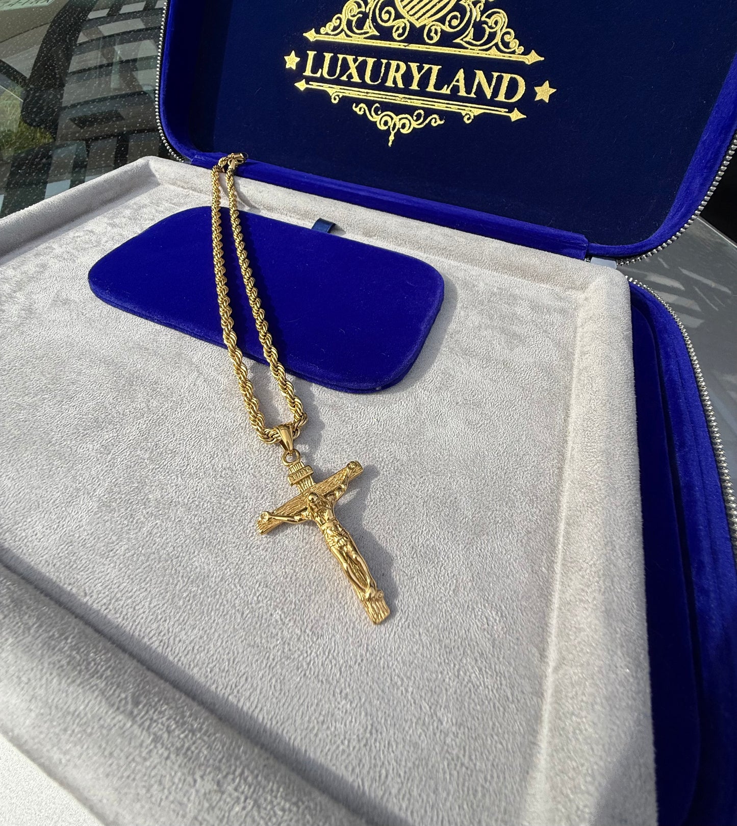 Dije de cristo olimpico golden con torzal de 5 mm