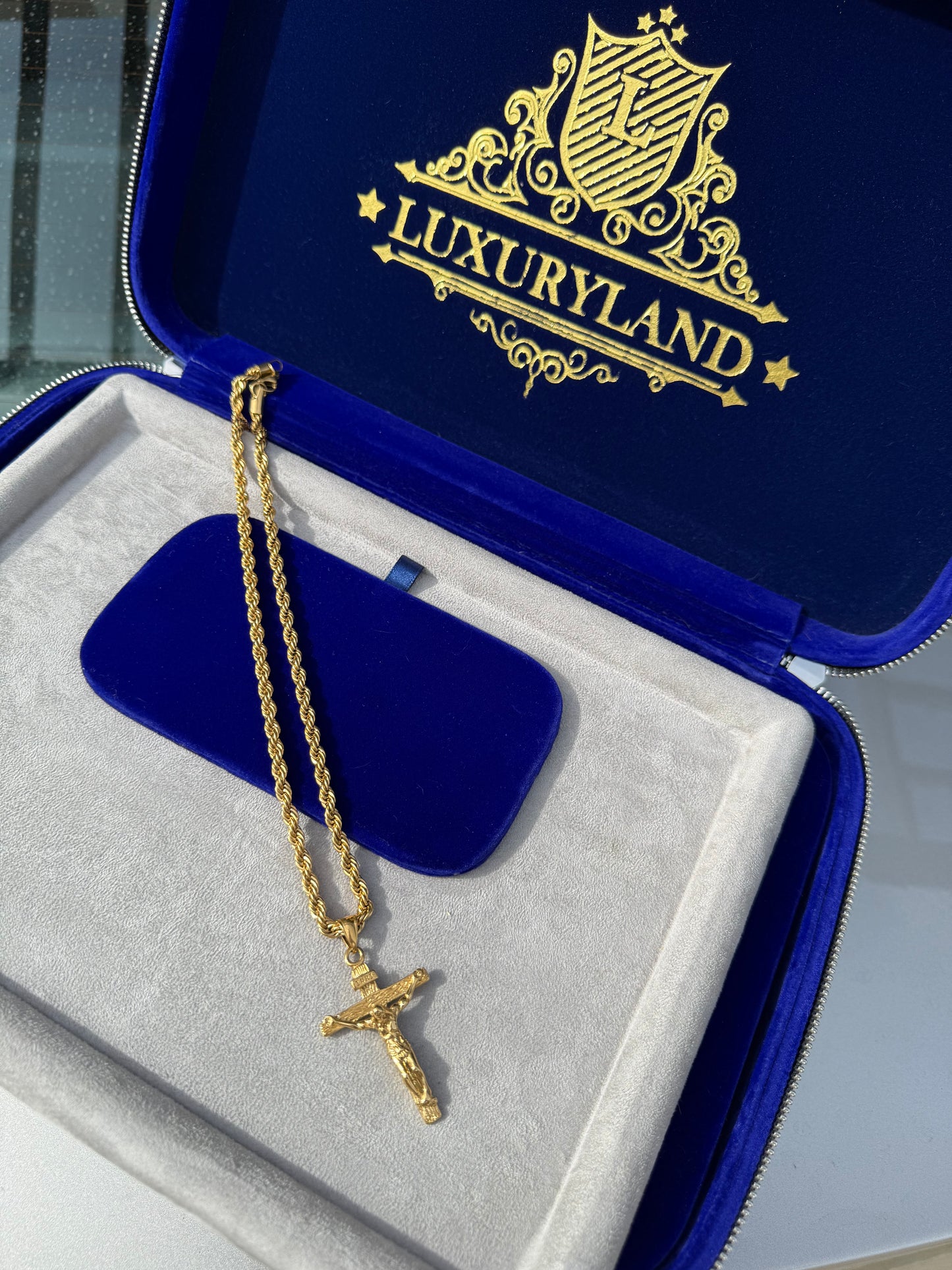 Dije de cristo olimpico golden con torzal de 5 mm