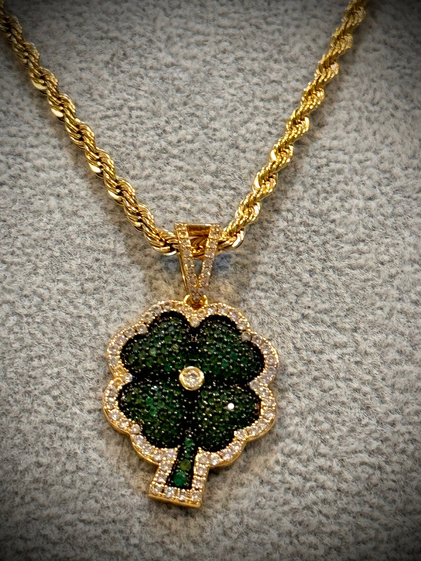 Dije de trébol con torzal de 3 mm golden