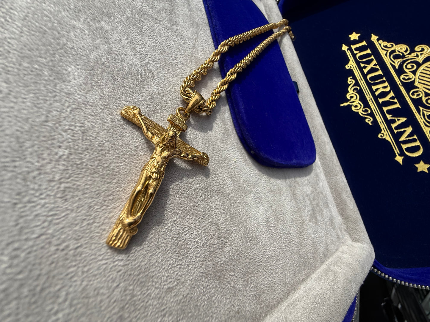 Dije de cristo olimpico golden con torzal de 5 mm