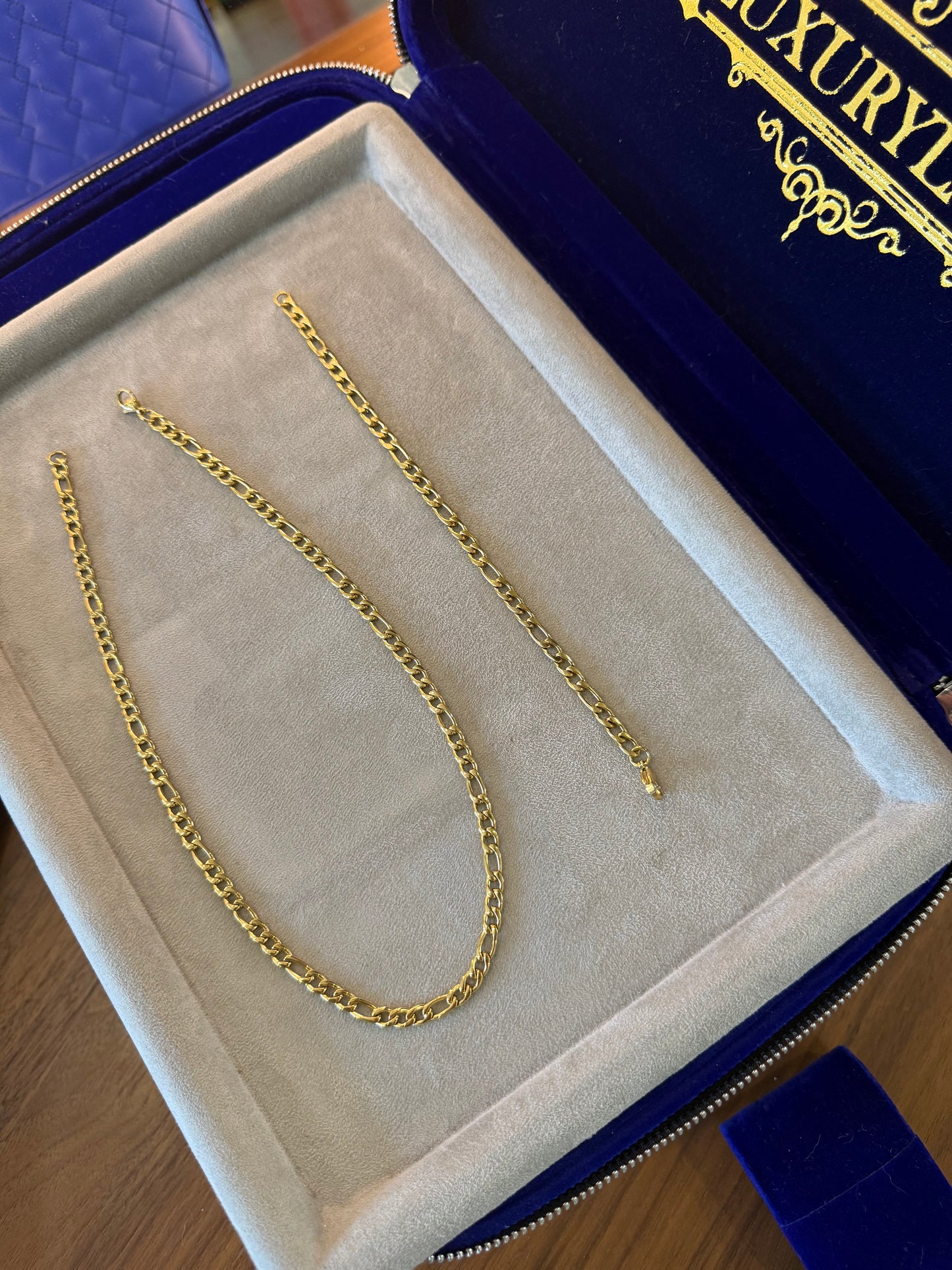 Conjunto cadena y pulso tejido CRTR, laminado 4 micras oro blanco de 18 kilates