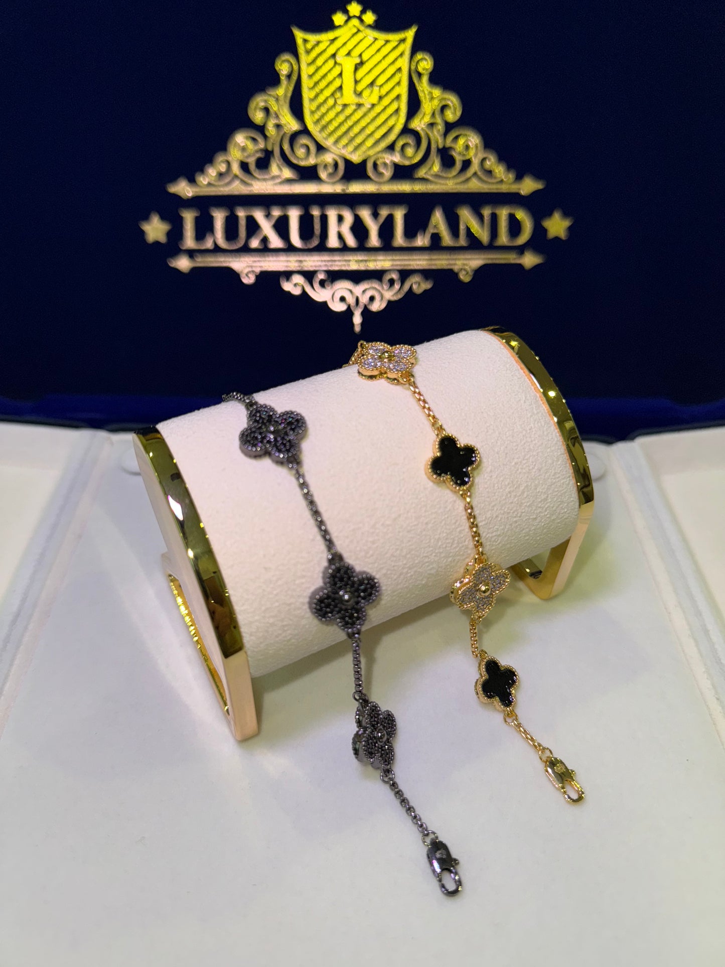 Combo de brazaletes VC. full black y brazalete VC golden x black