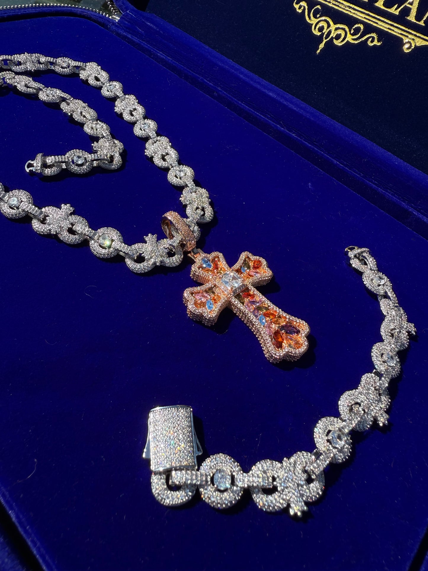 Cadena whitegold cross hearts y dije rose gold cross baguette multicolor con brazalete