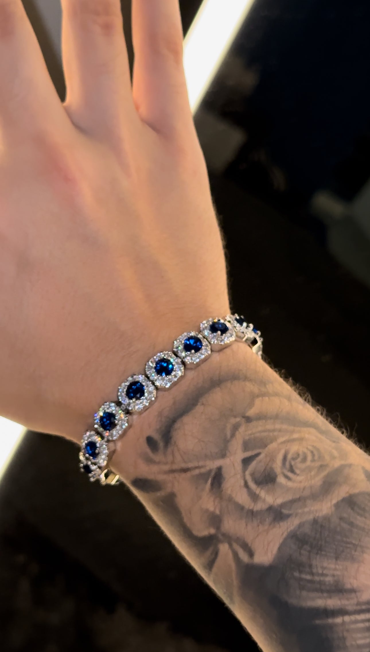 Brazalete cluster blue and white laminado en oro blanco 18 k