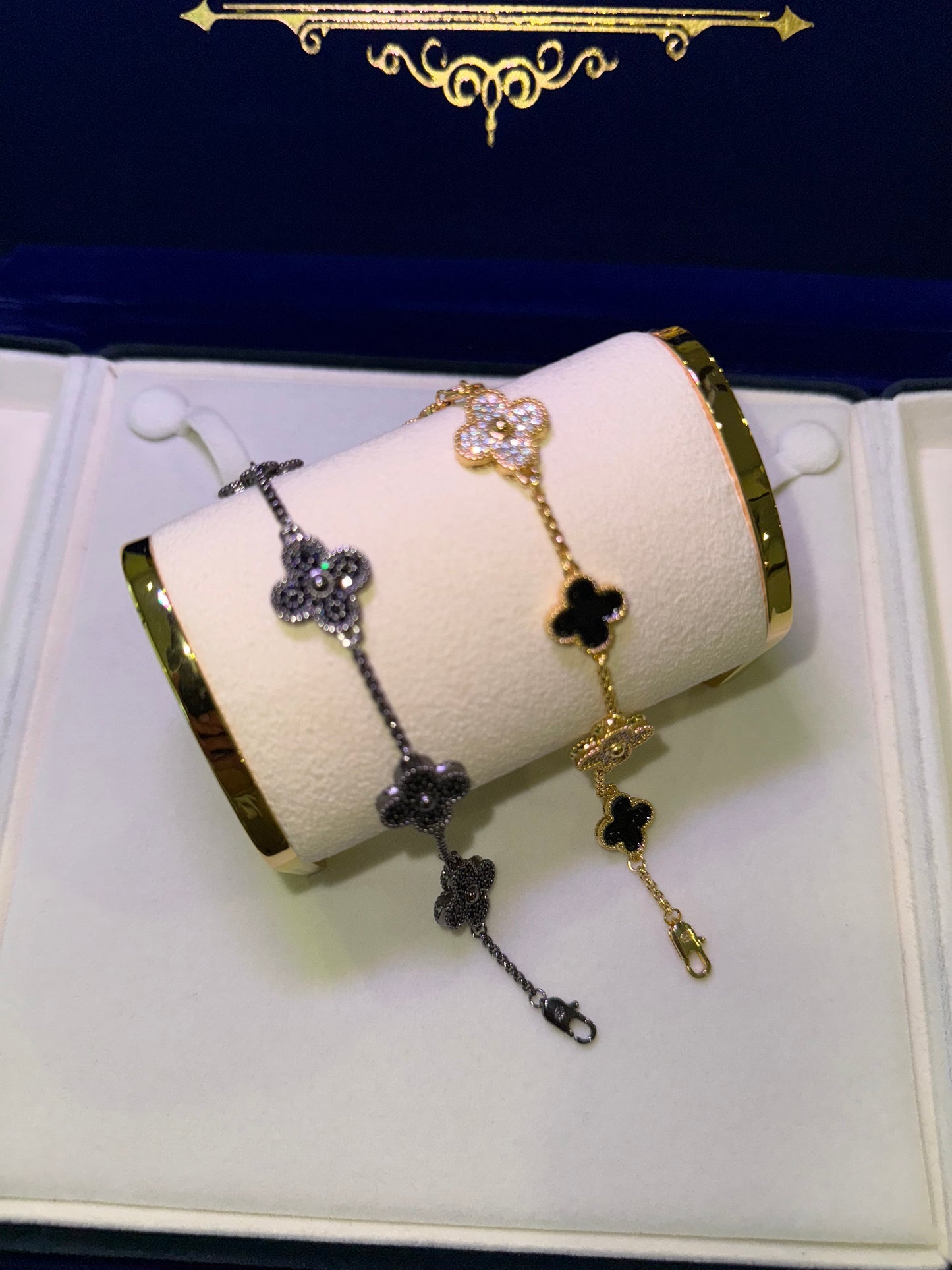 Combo de brazaletes VC. full black y brazalete VC golden x black