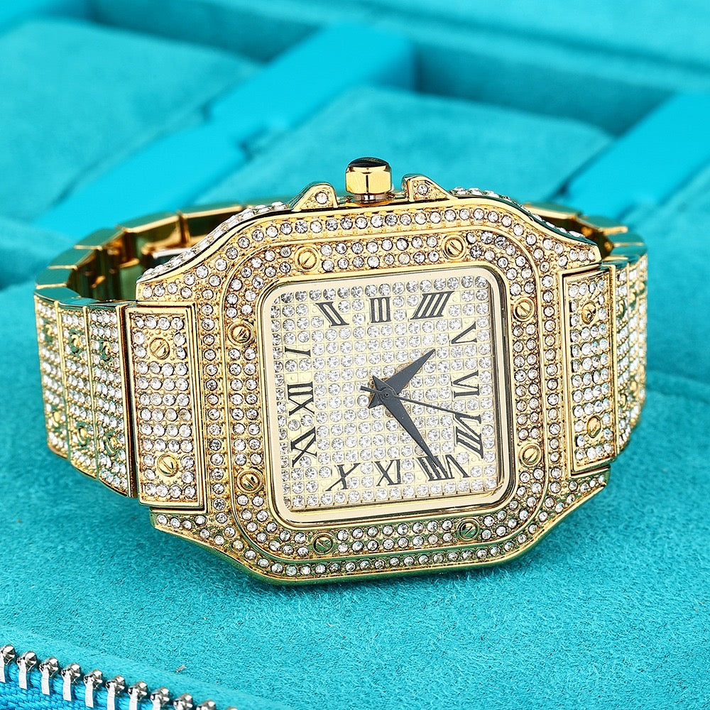 Reloj Square CRTR type reloj gold and gold background. Colección 2025