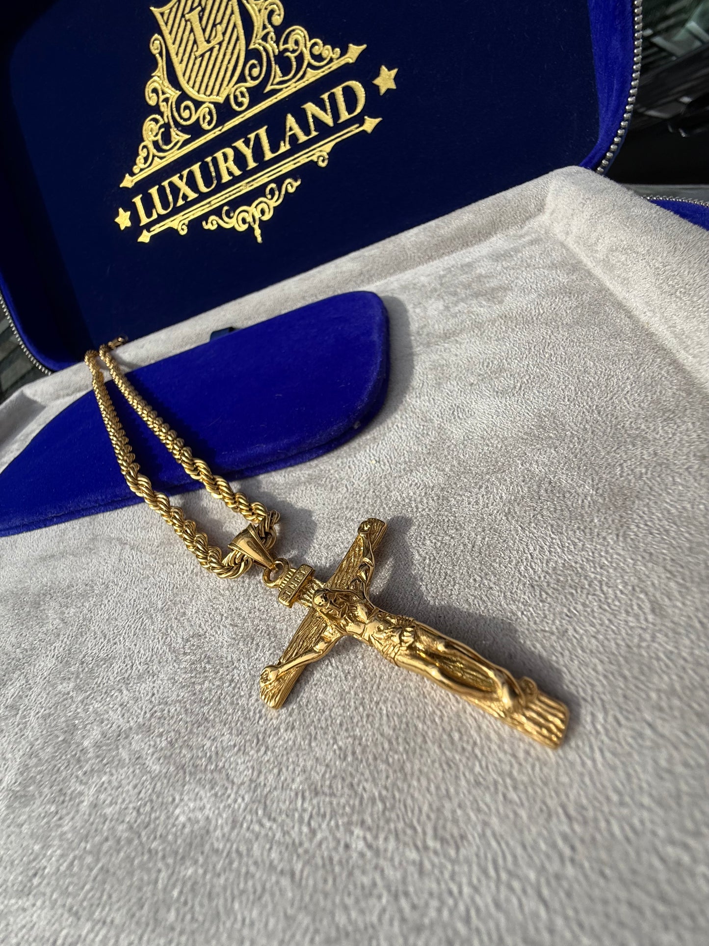 Dije de cristo olimpico golden con torzal de 5 mm