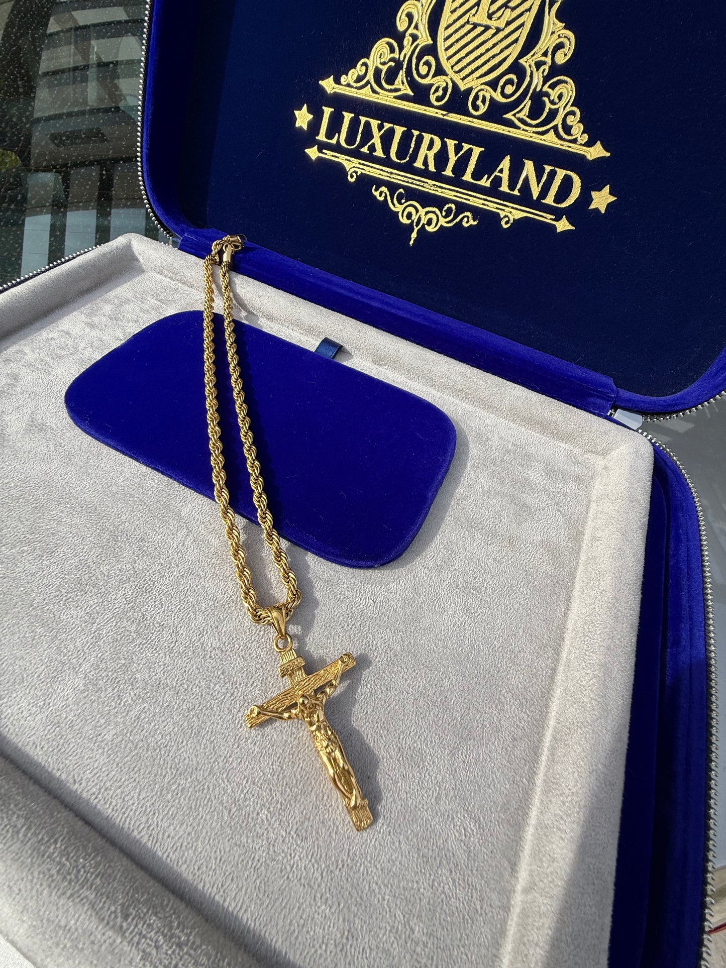 Dije de cristo olimpico golden con torzal de 5 mm