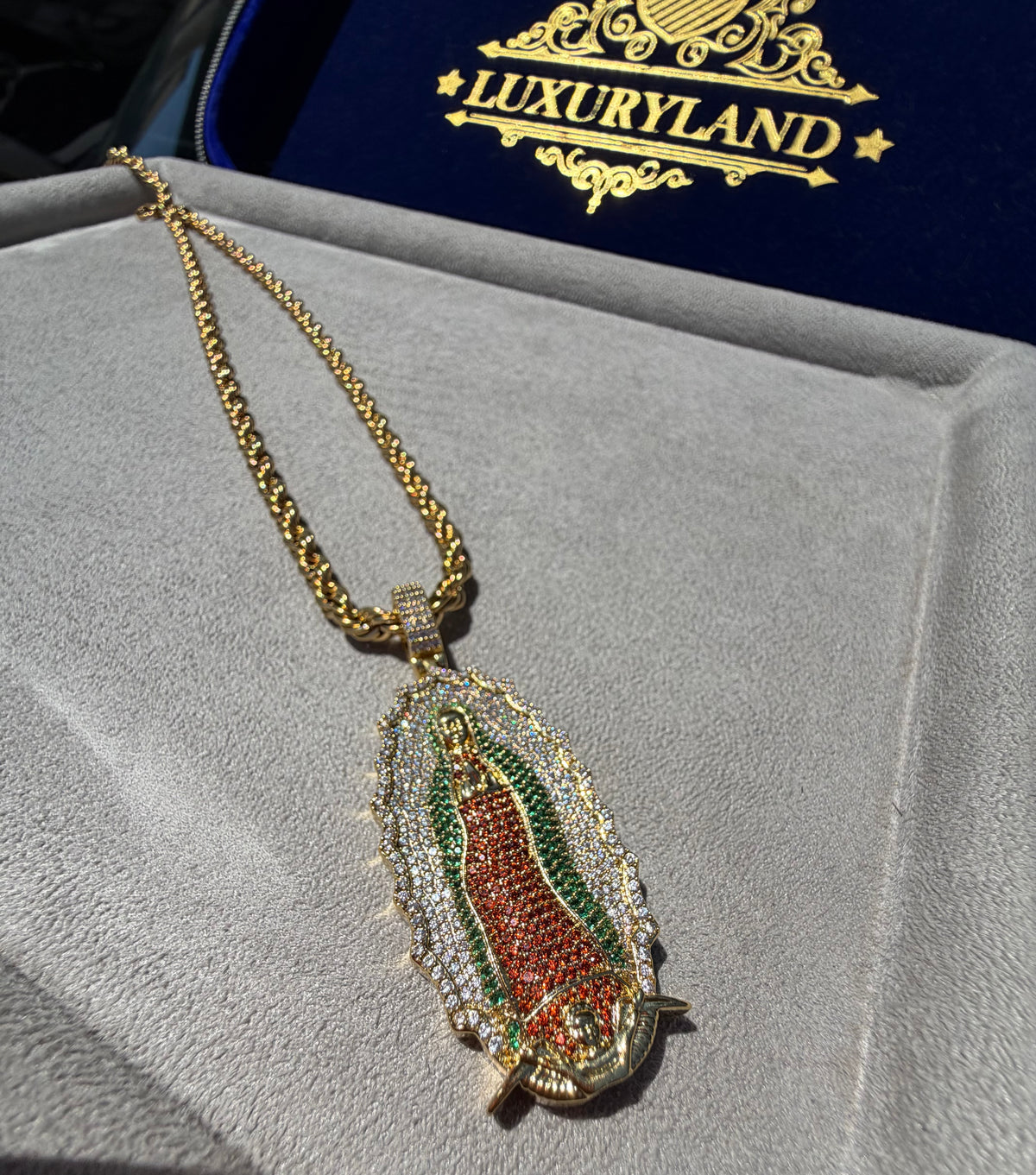 Dije de la virgen colors full iced con cadena torzal 5mm
