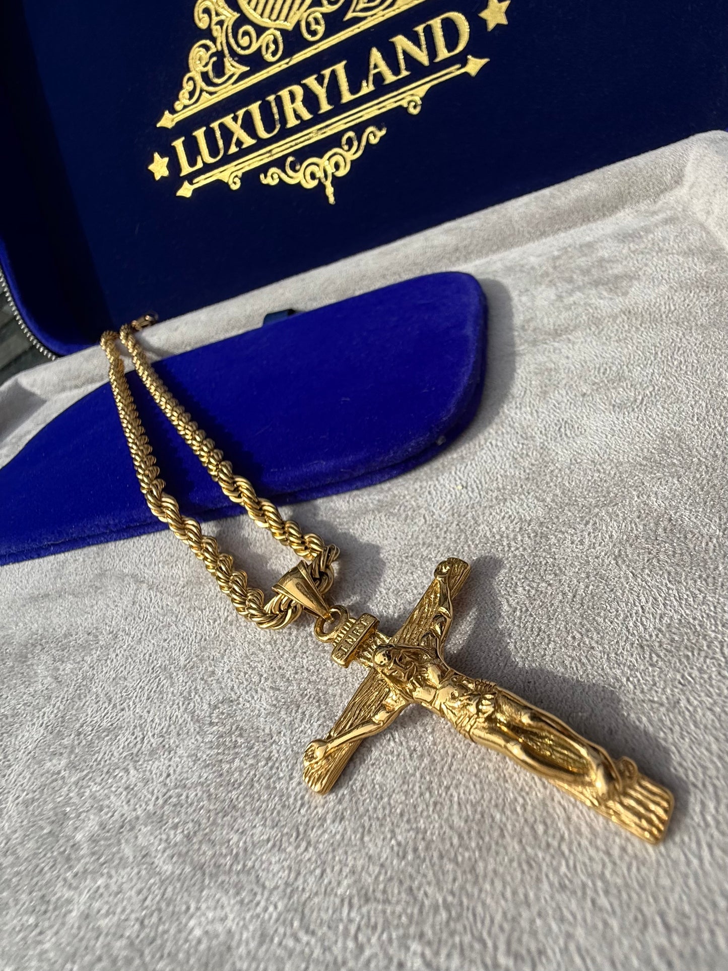 Dije de cristo olimpico golden con torzal de 5 mm