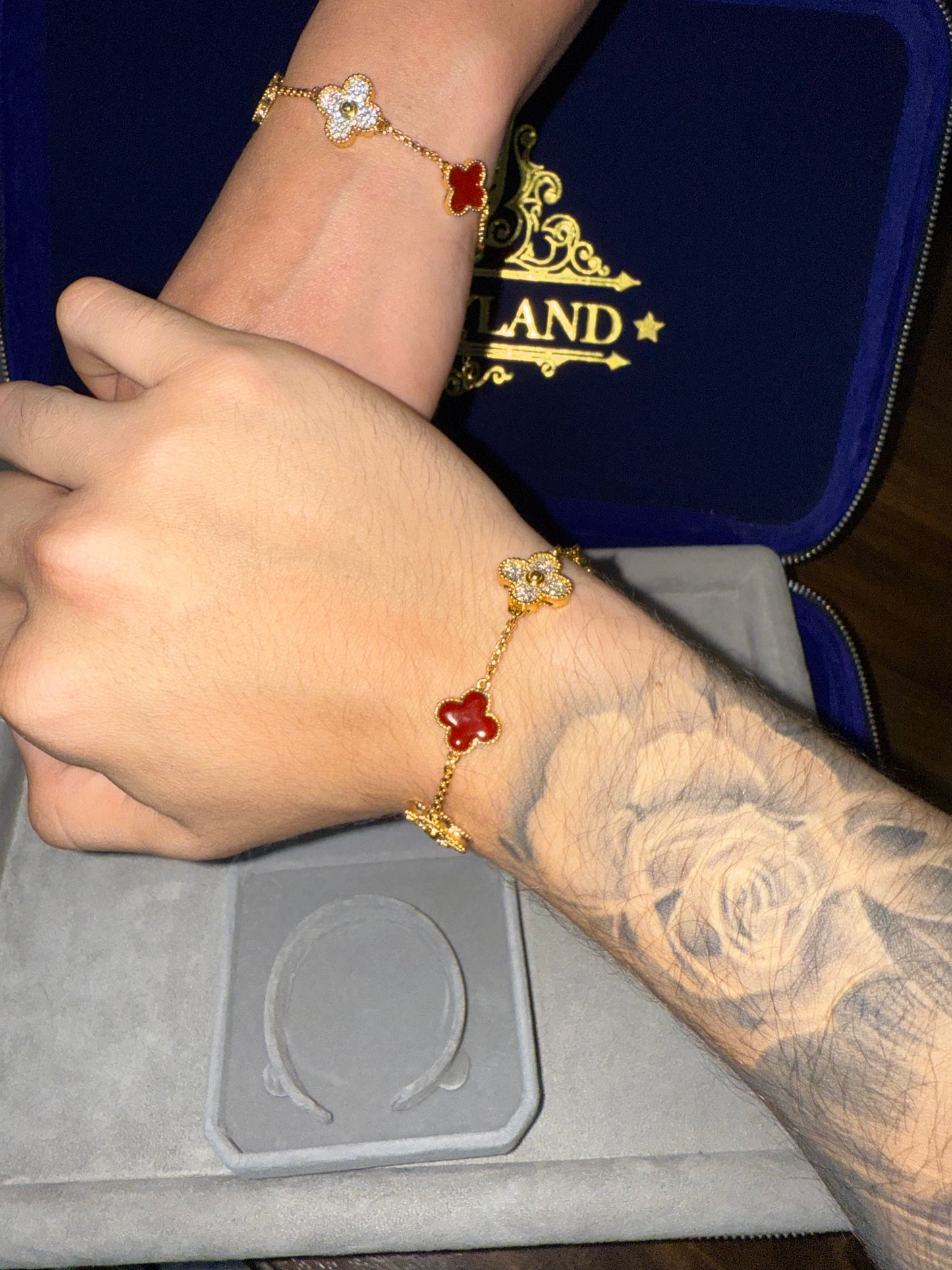 Combo de brazaletes VC. gold and red zircon CZ