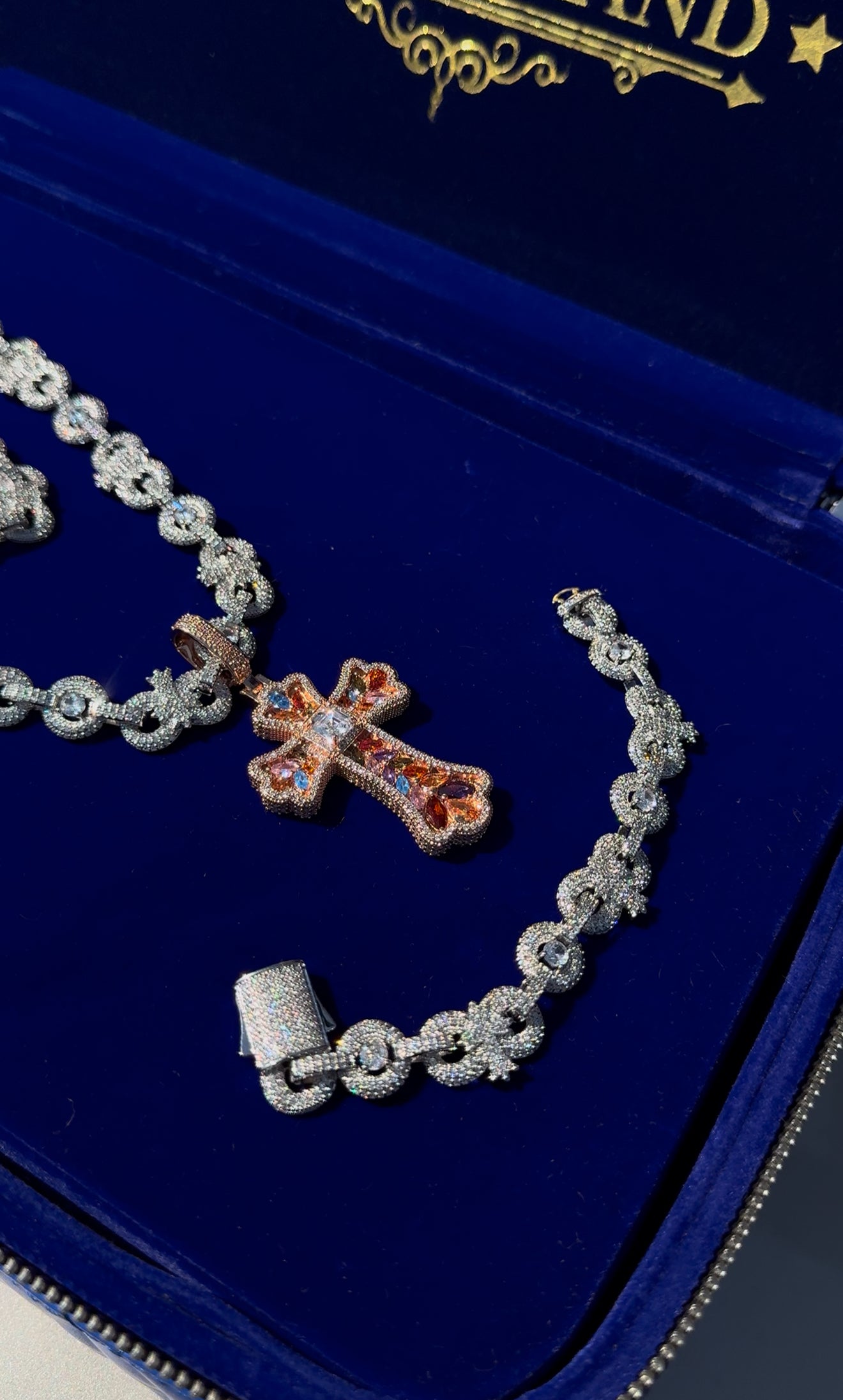 Cadena whitegold cross hearts y dije rose gold cross baguette multicolor con brazalete