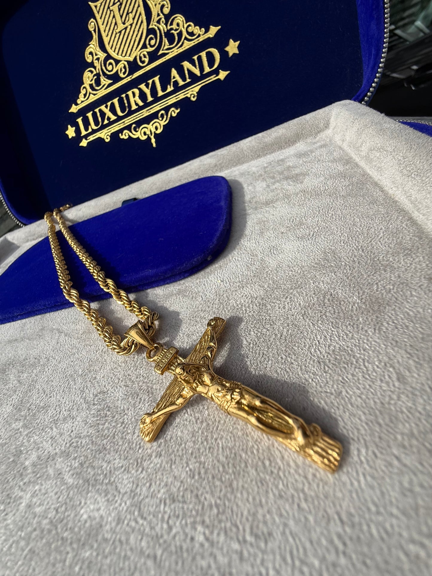 Dije de cristo olimpico golden con torzal de 5 mm