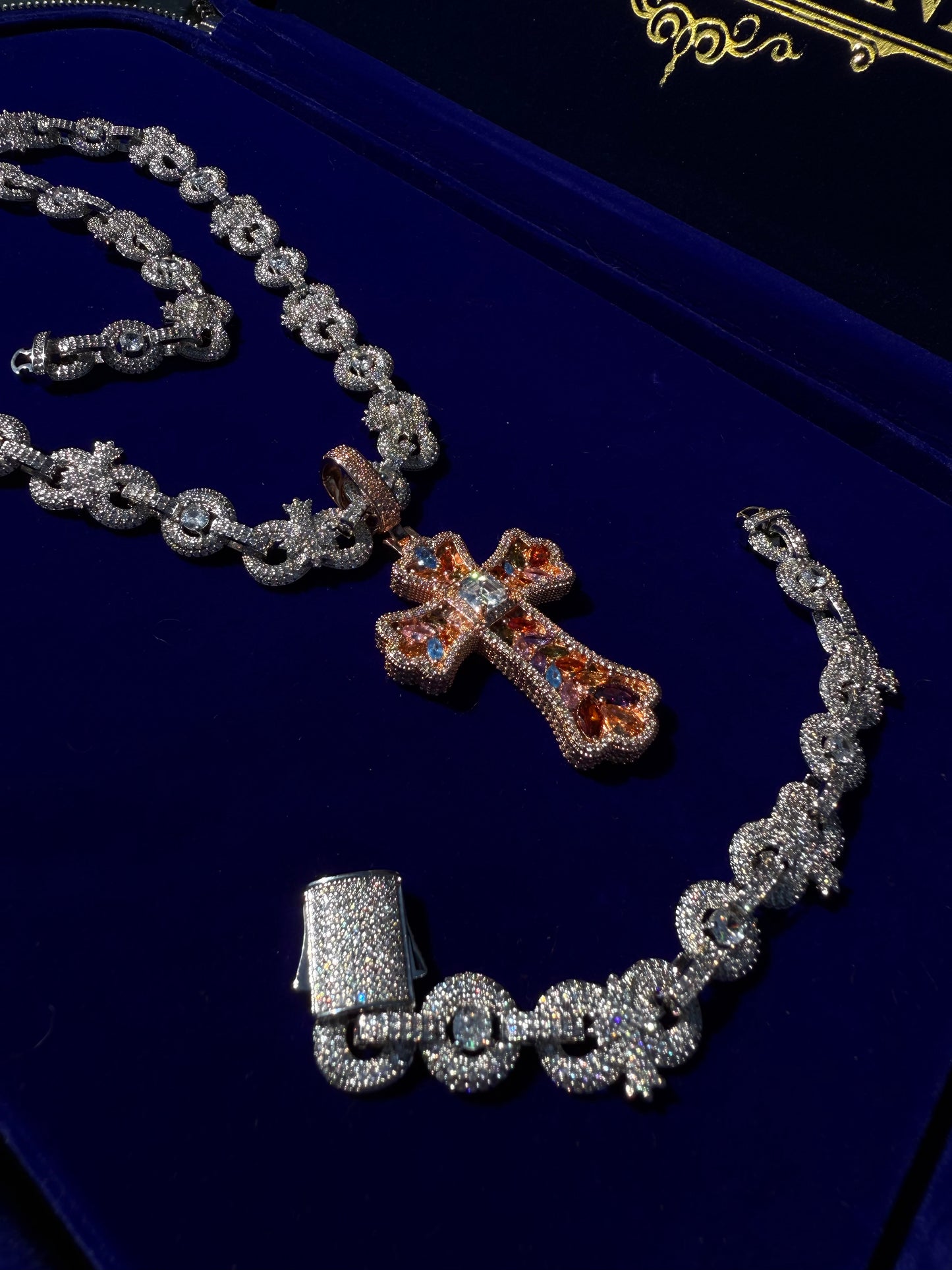 Cadena whitegold cross hearts y dije rose gold cross baguette multicolor con brazalete