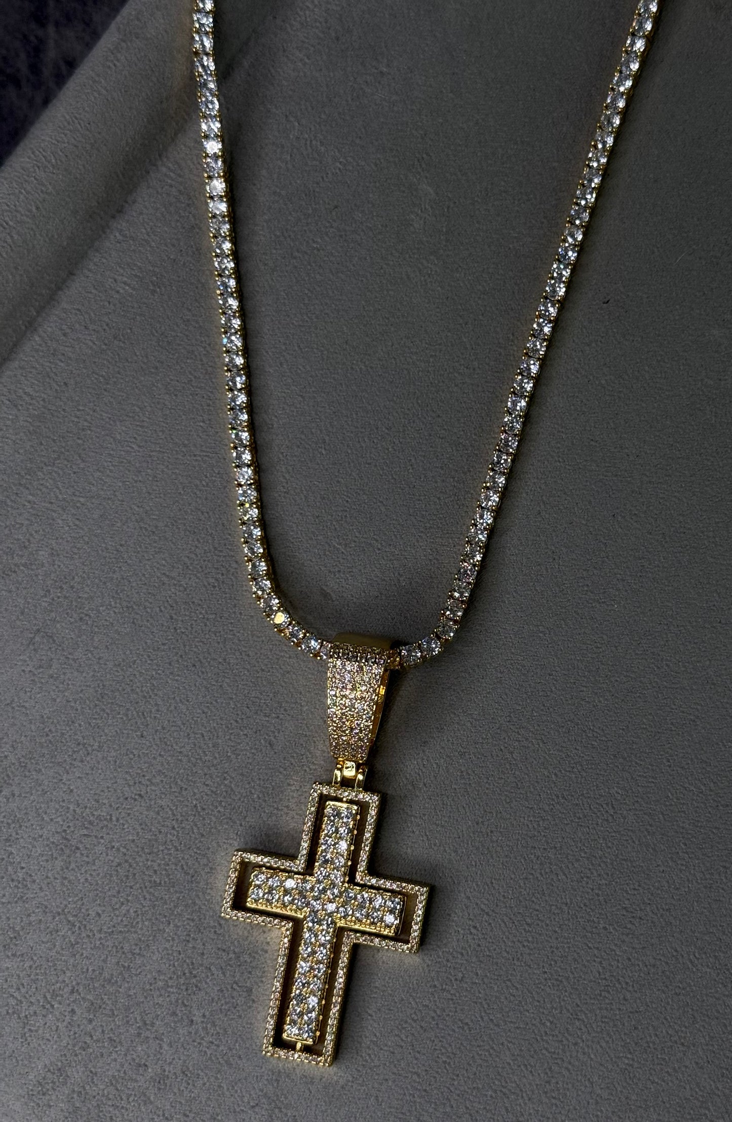 Dije de cruz giratoria full iced out con cadena tennis