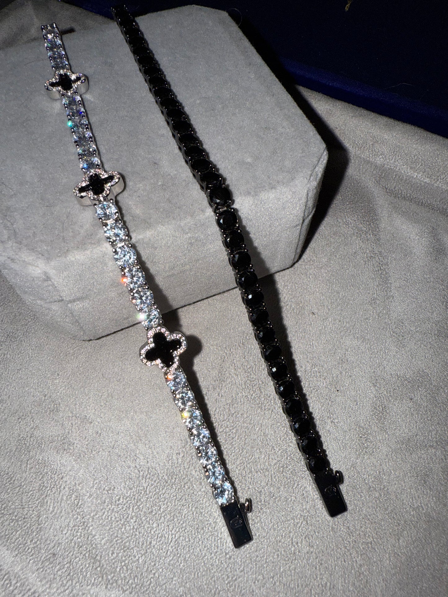 Combo de brazaletes tennis VC. 4 mm whitegold y tennis black 5 mm