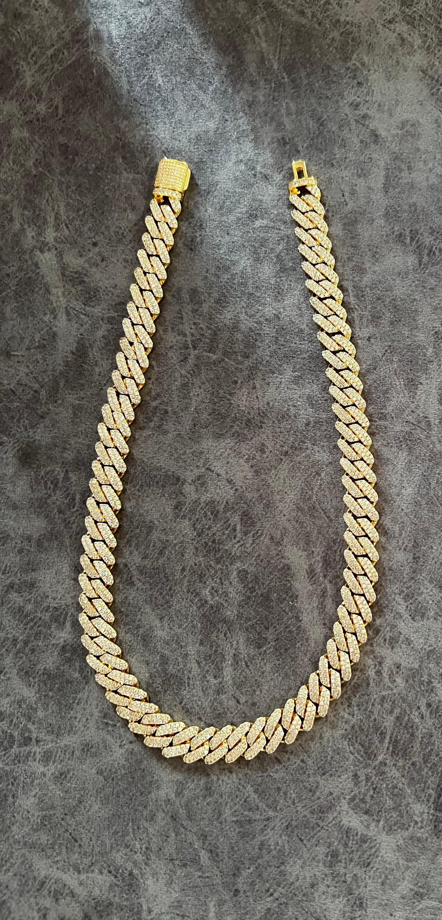 Cadena 13 mm cuban link laminado en 18 k (22 micras) broche de caja.