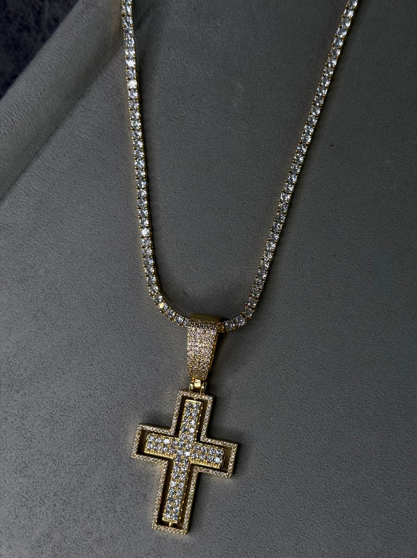 Dije de cruz giratoria full iced out con cadena tennis