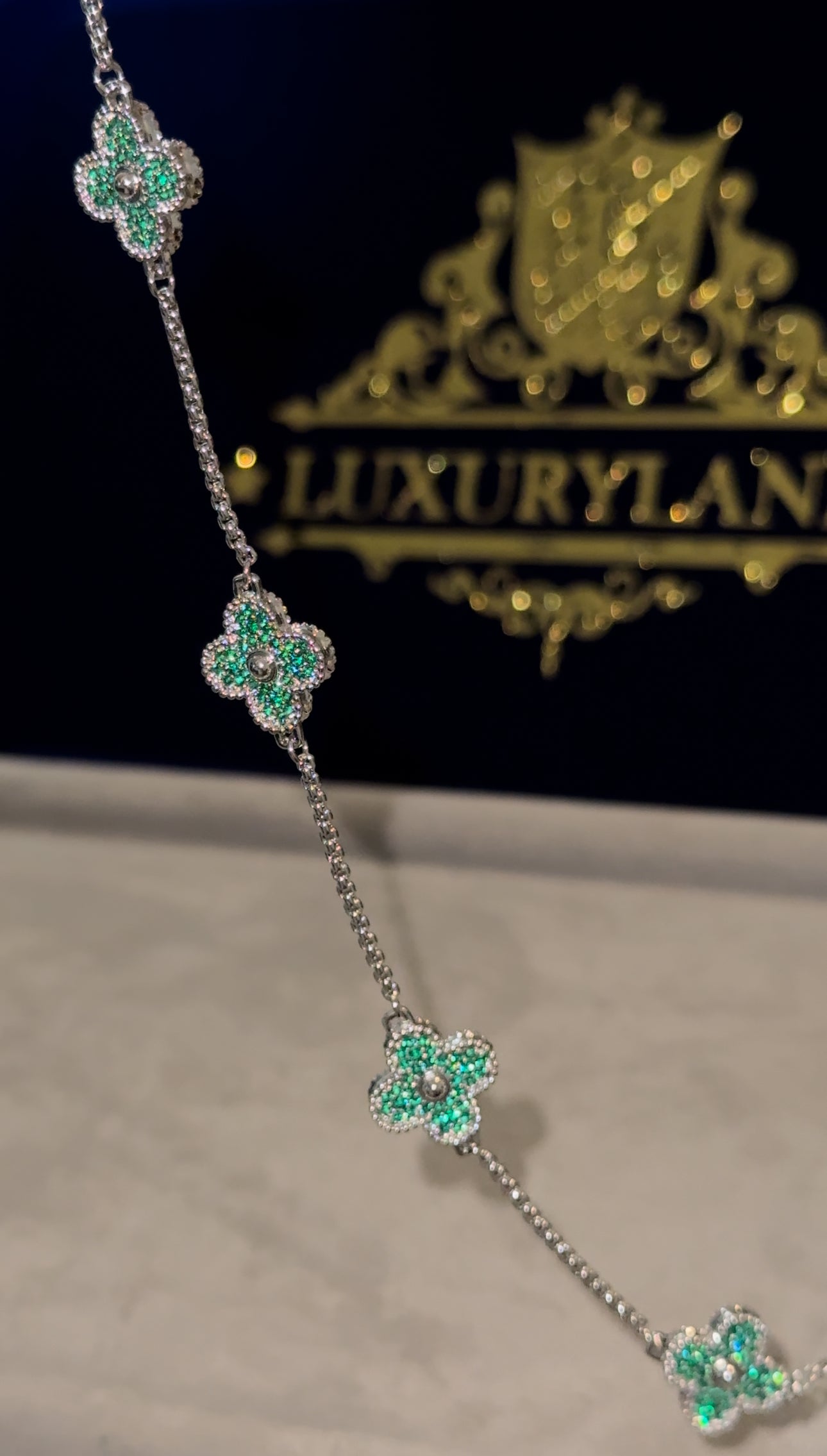 Cadena y brazalete VC. Full iced white gold x green