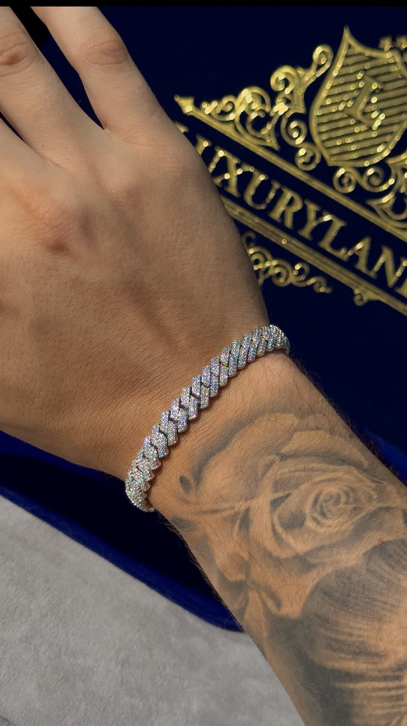Brazalete 8 mm cuban prong whitegold plated 18k (22 micras)