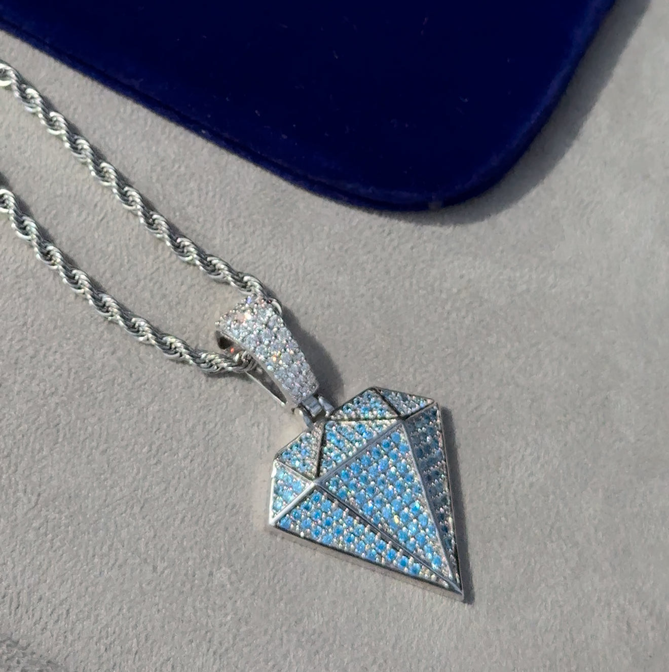 Dije de diamante con torzal de 3 mm