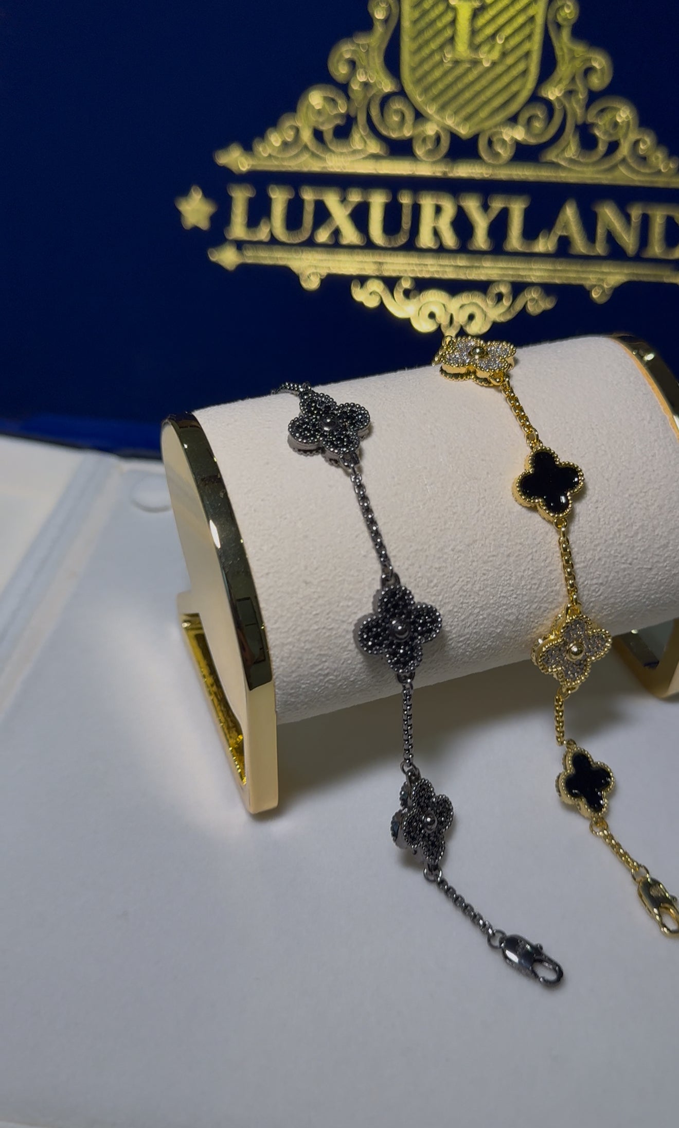 Combo de brazaletes VC. full black y brazalete VC golden x black