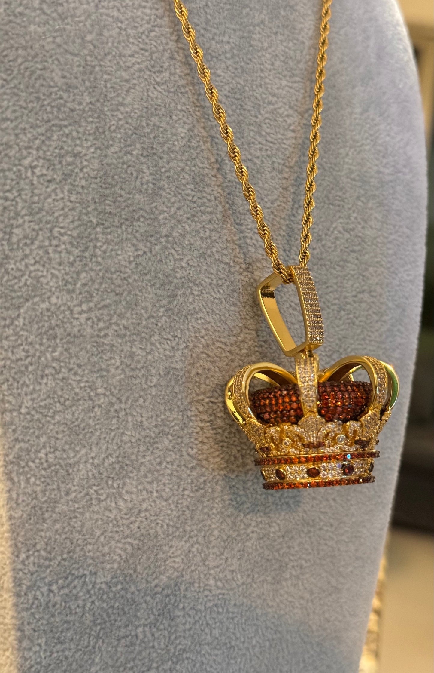 Dije de corona con torzal de 3 mm golden