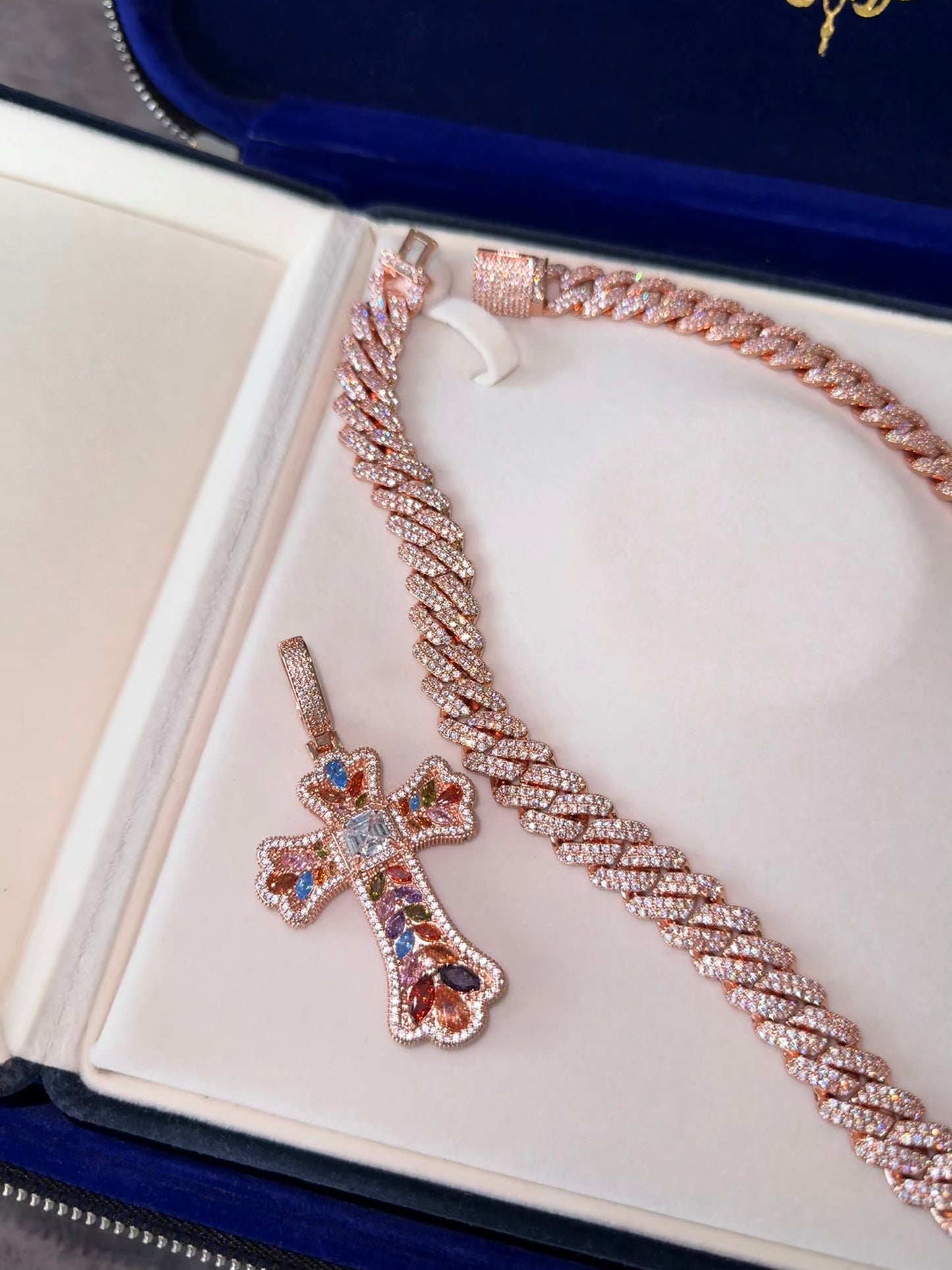 Dije de cruz rose gold full gems con cadena cuban link rose gold 13mm