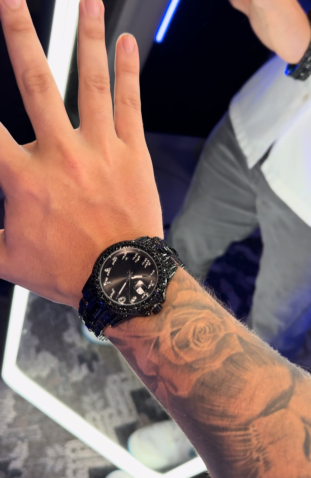 Reloj full ice circonita cubica (CZ) (black saphire) laminado en oro blanco 18k números arábigos