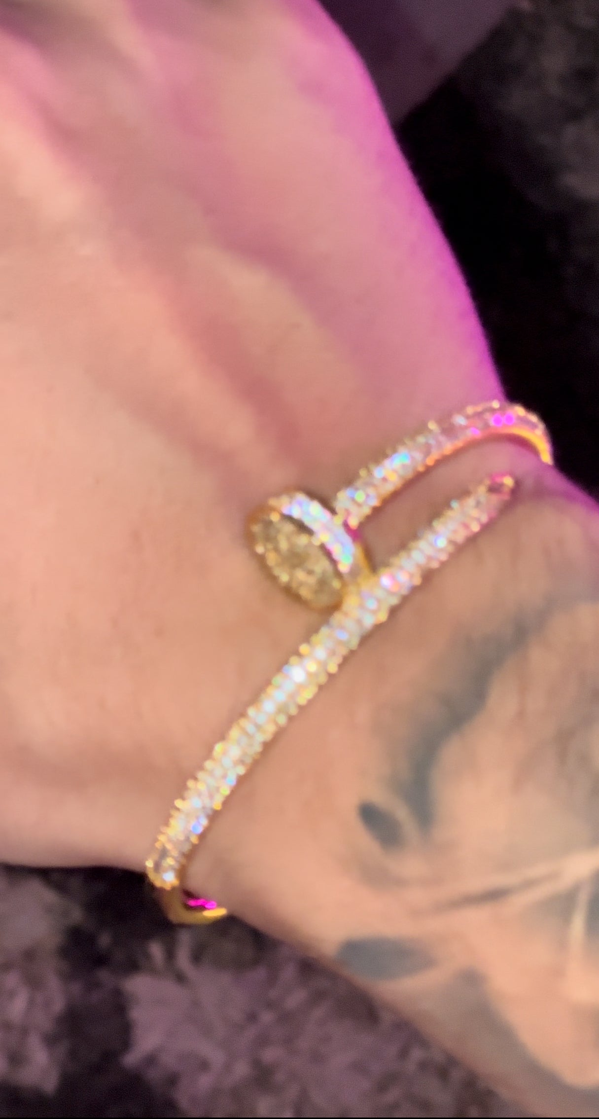 Brazalete CRTR full iced golden de clavo