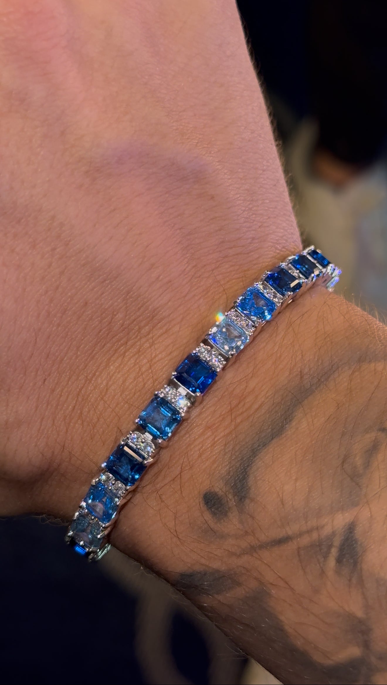 Brazalete tennis rectangular Blue broche de caja whitegold plated.