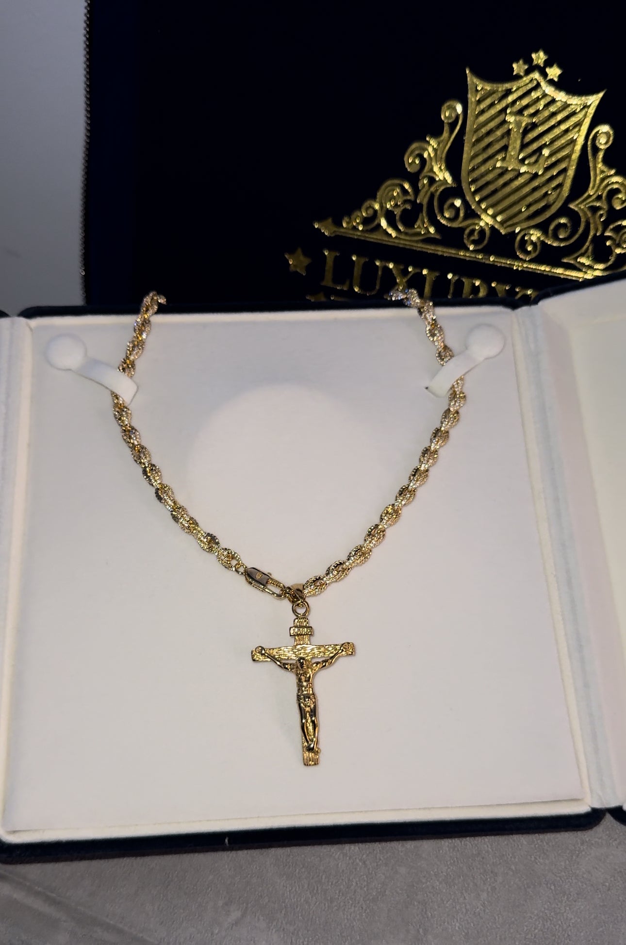 Dije de Cristo olímpico con cadena torzal 6mm full iced