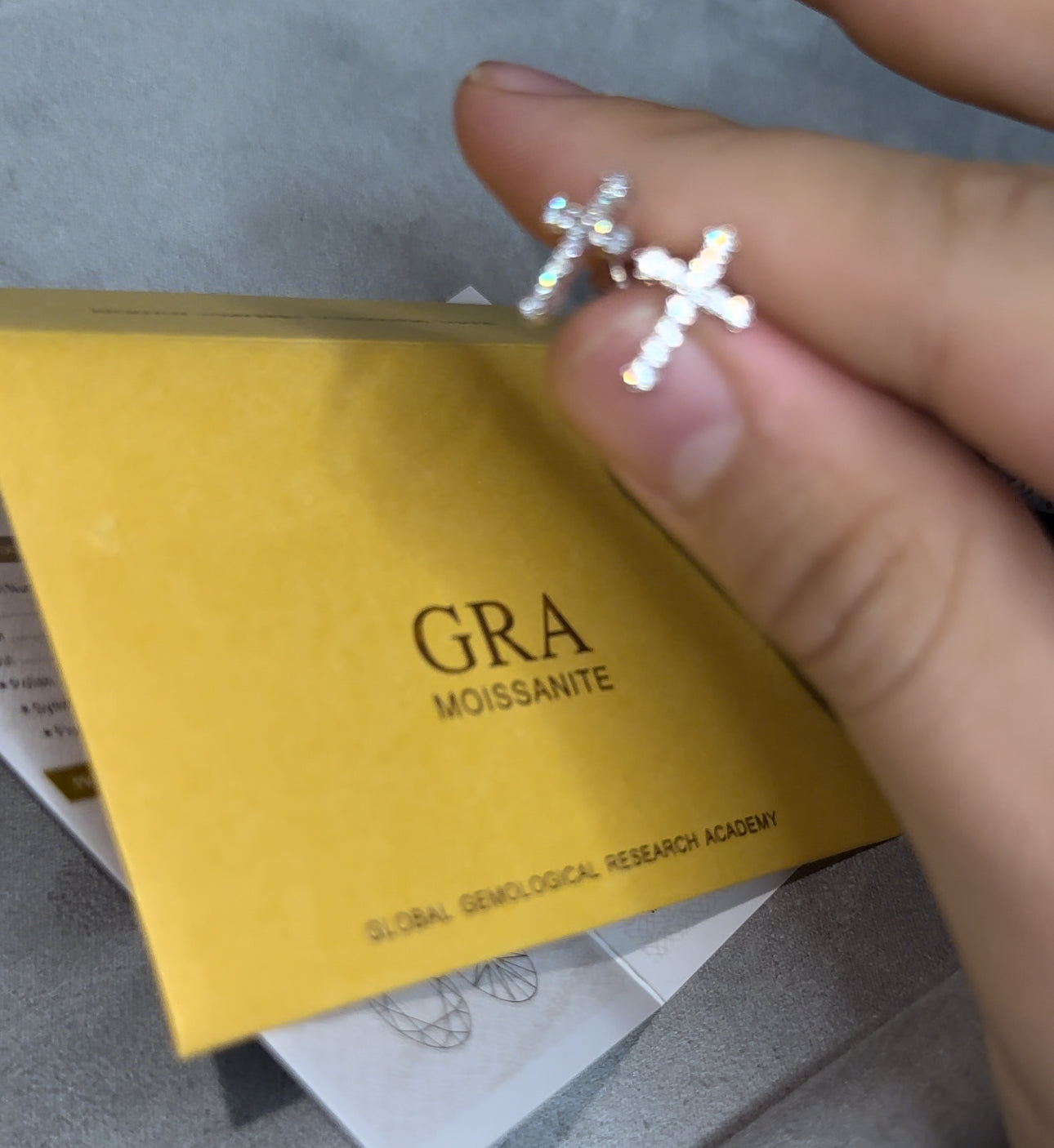 Aretes de cruz de moissanita (0.1 ct) de plata 925