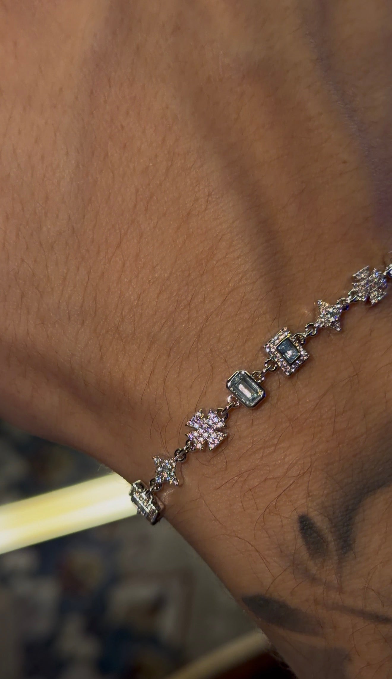 Múltiple shaped gems whitegold plated brazalete