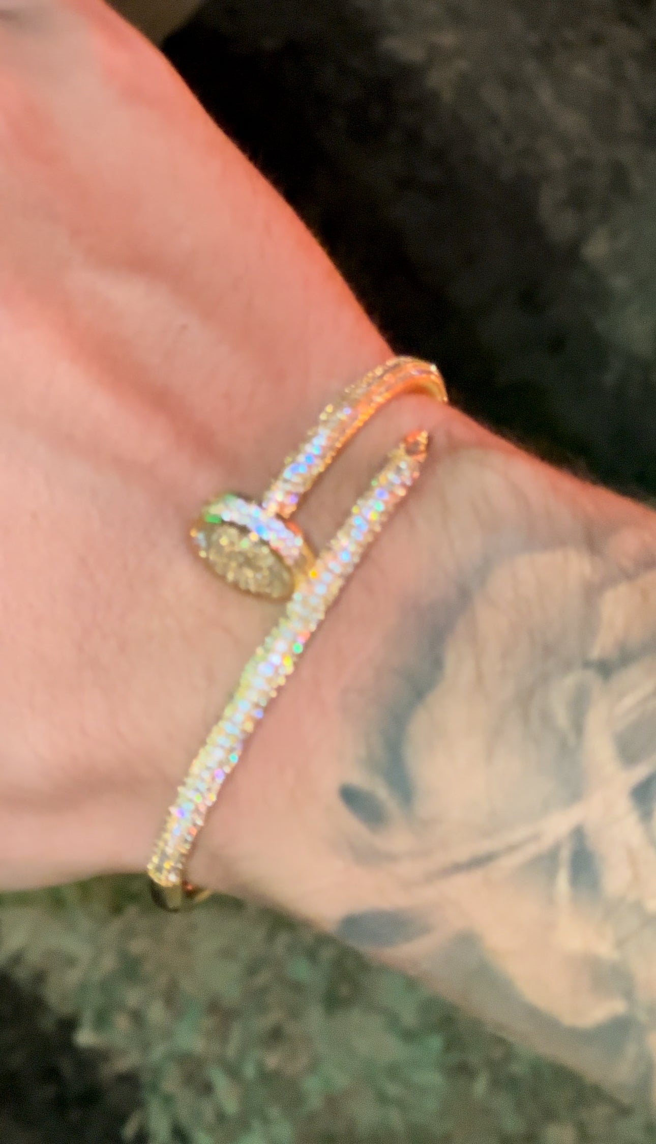 Brazalete CRTR full iced golden de clavo