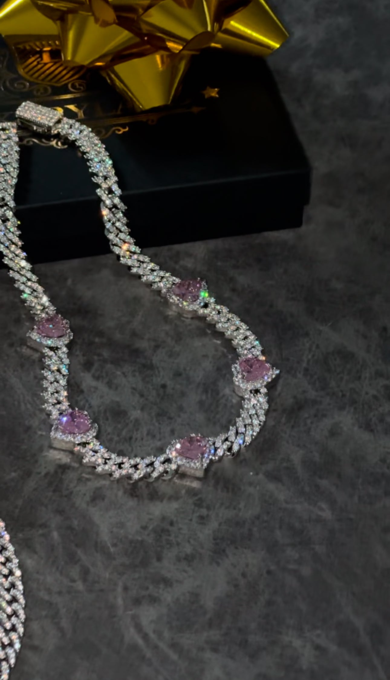 (Combo en pareja) Cadena cuban link 7mm + gargantilla cuban pink hearts x white gold