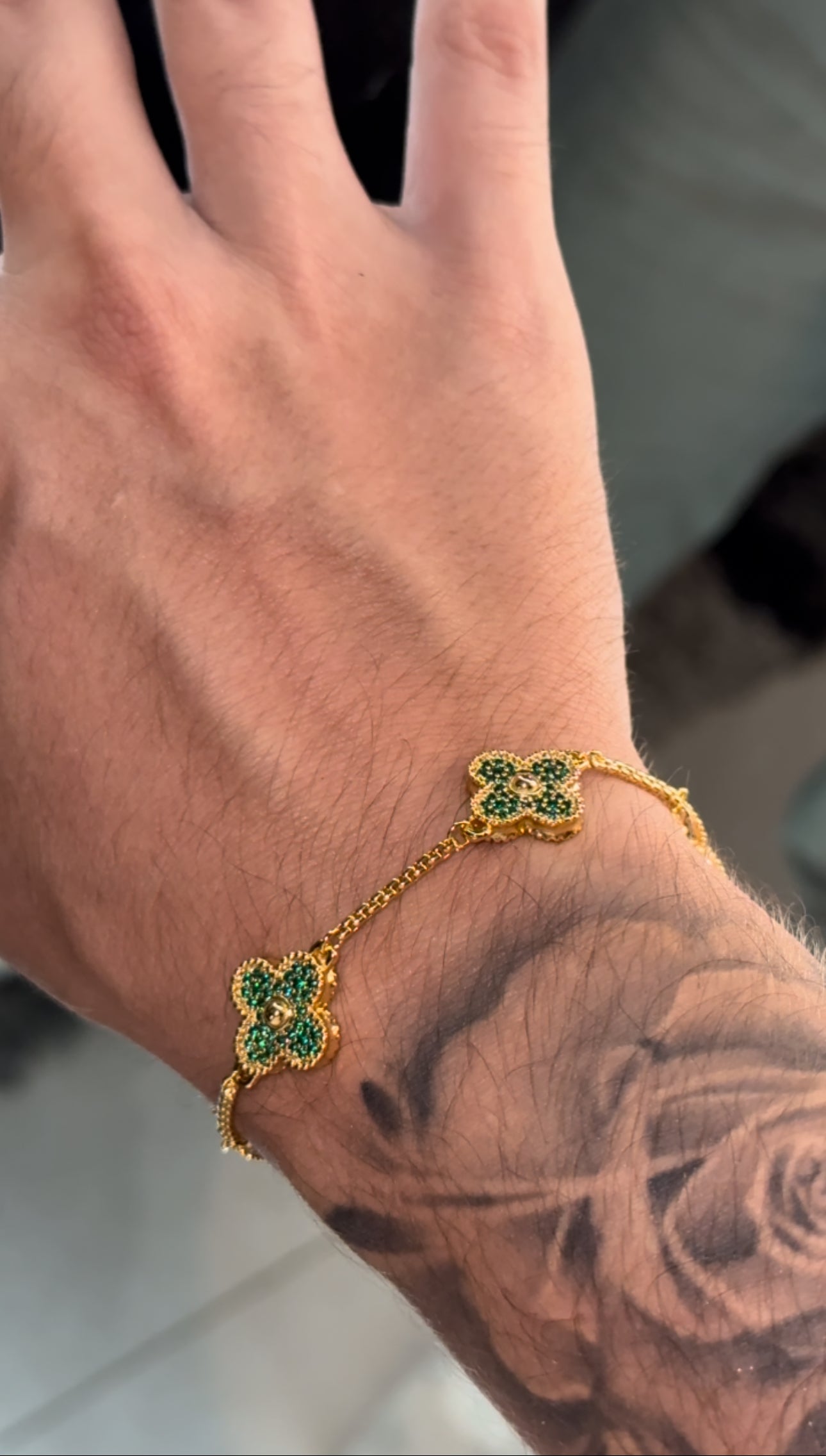 Brazalete VC. golden+green full iced
