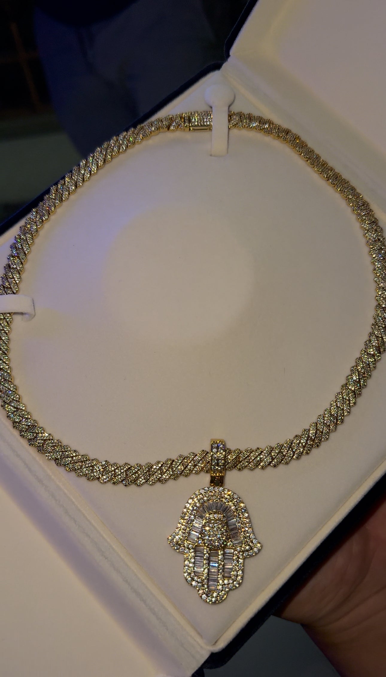 Dije de mano de Fátima con cadena cuban link 8mm
