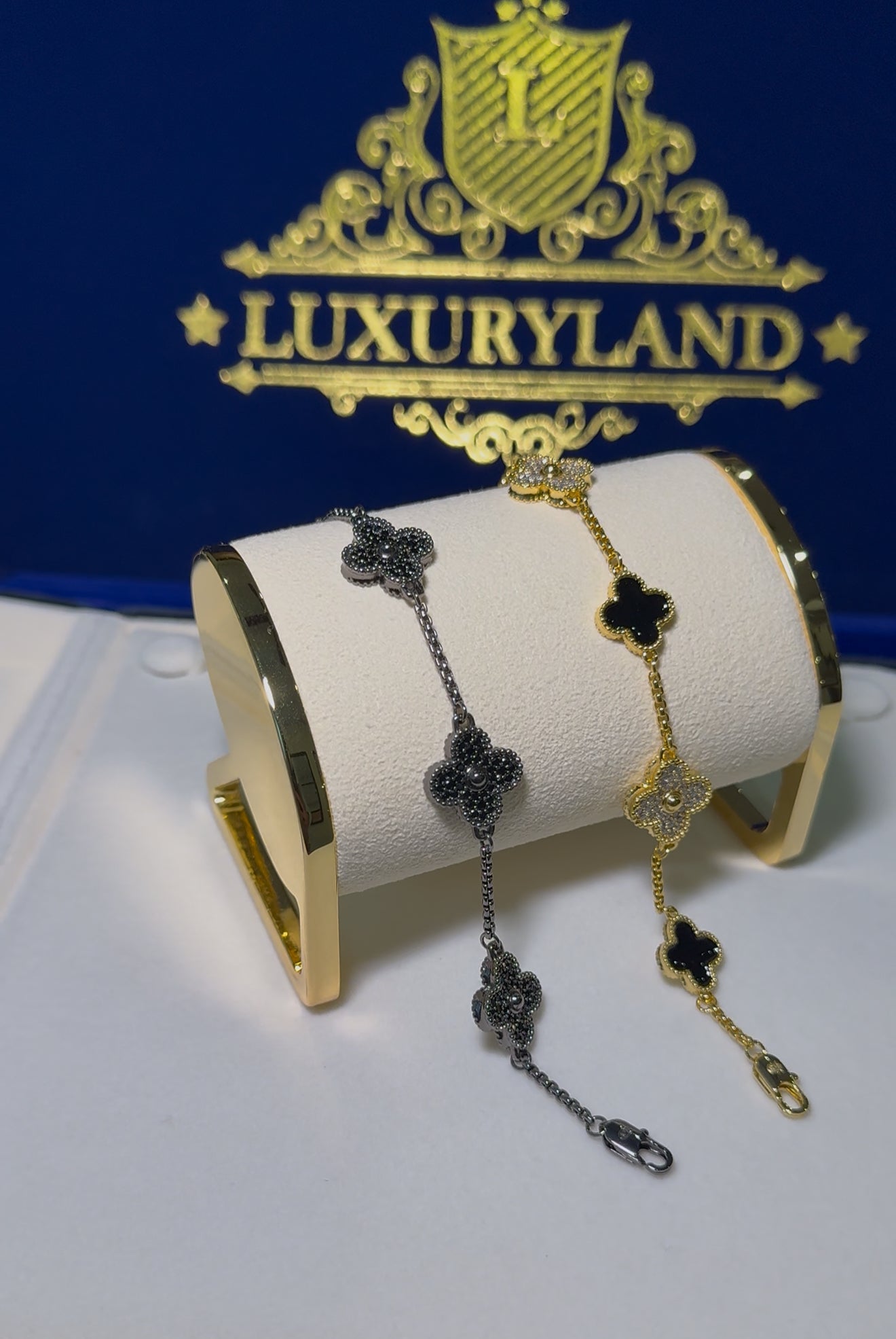 Combo de brazaletes VC. full black y brazalete VC golden x black