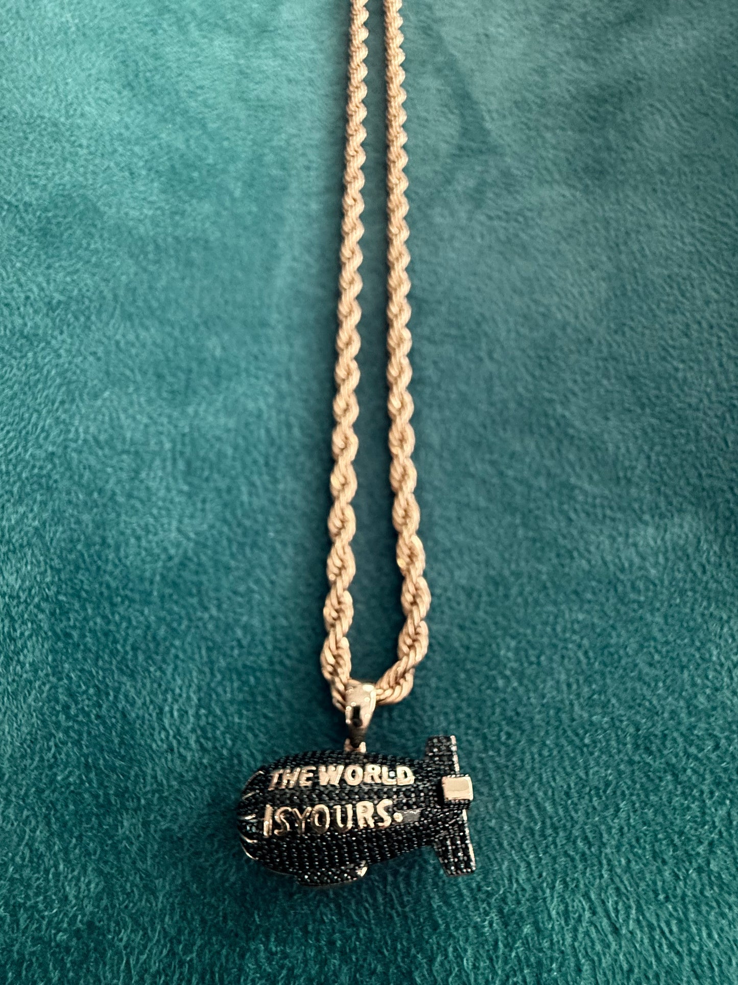 Promo buen fin DIJE DE “the WORLD is YOURS” con torzal de 5 mm.