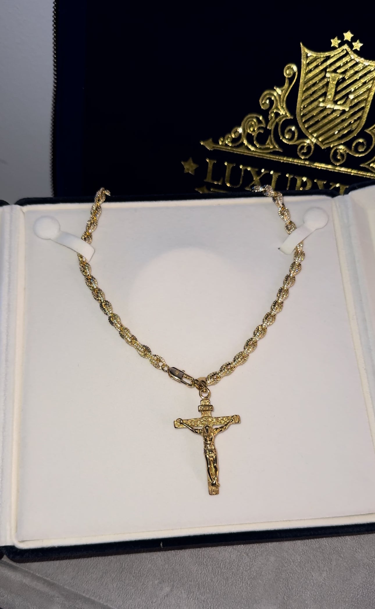 Dije de Cristo olímpico con cadena torzal 6mm full iced