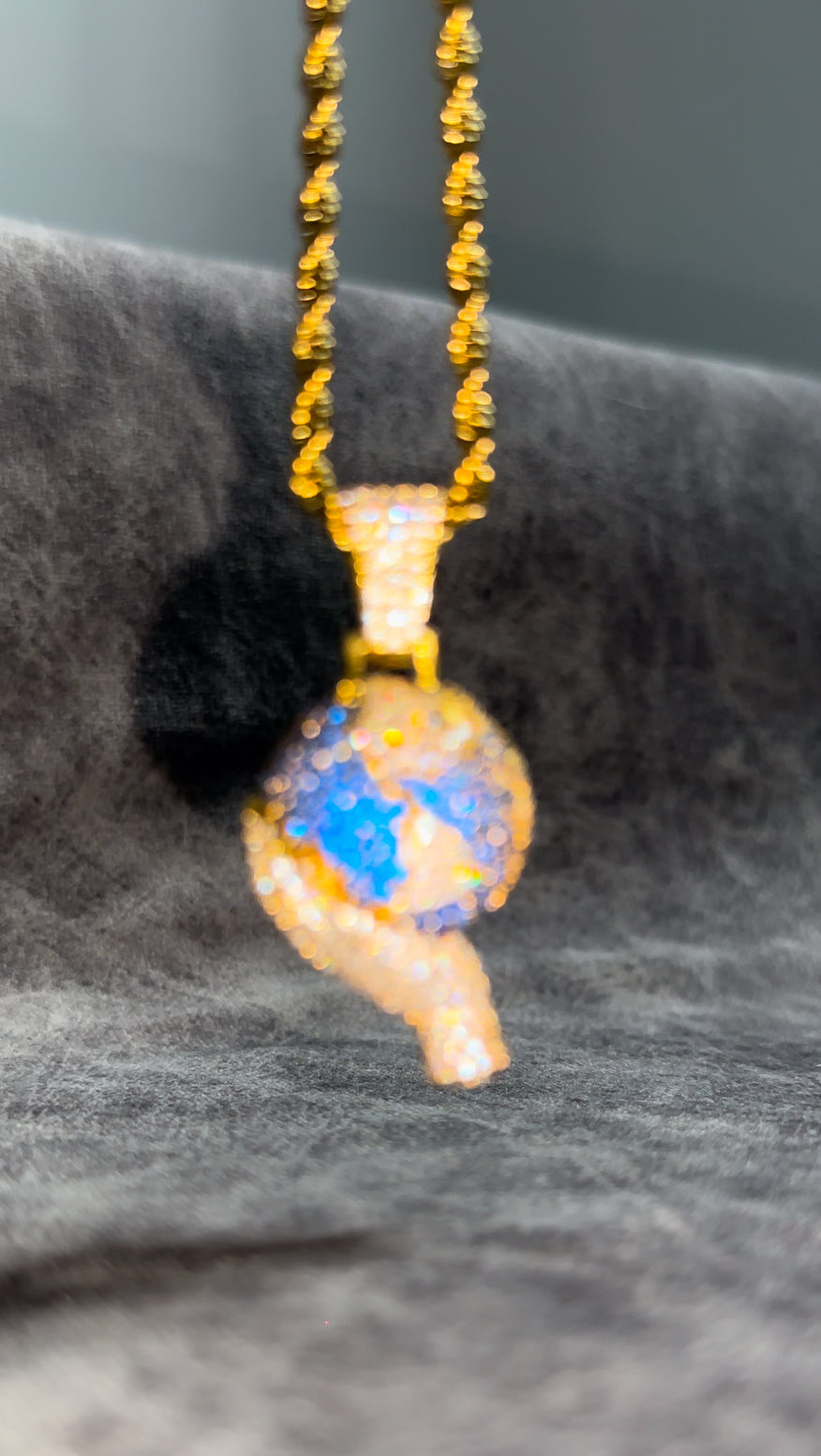 Dije de mundo 3D con cadena torzal de 3 mm