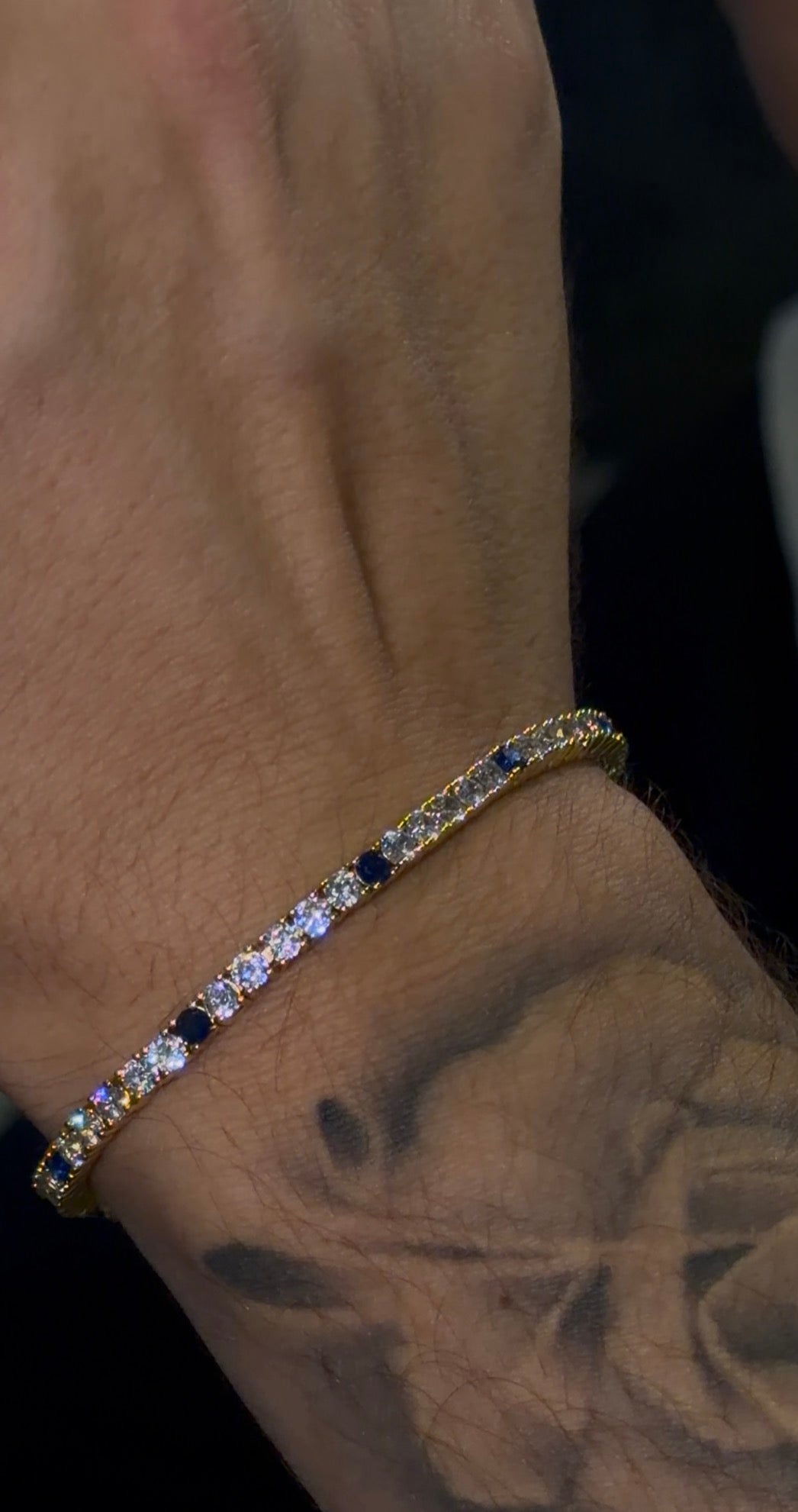 Brazalete tennis 2 mm golden plated con mini gemas azules