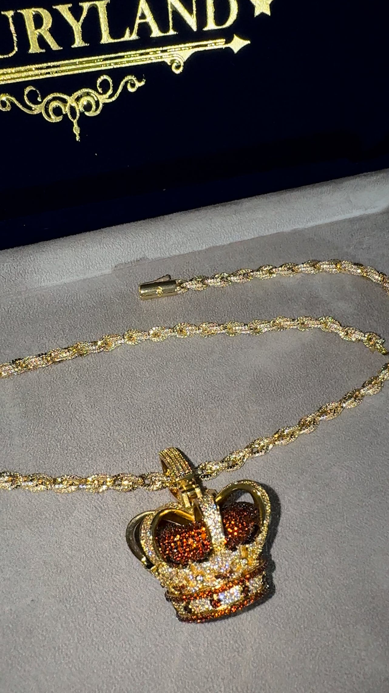 Cadena rope torzal 6 mm con dije de corona dorada 18k 22 micras