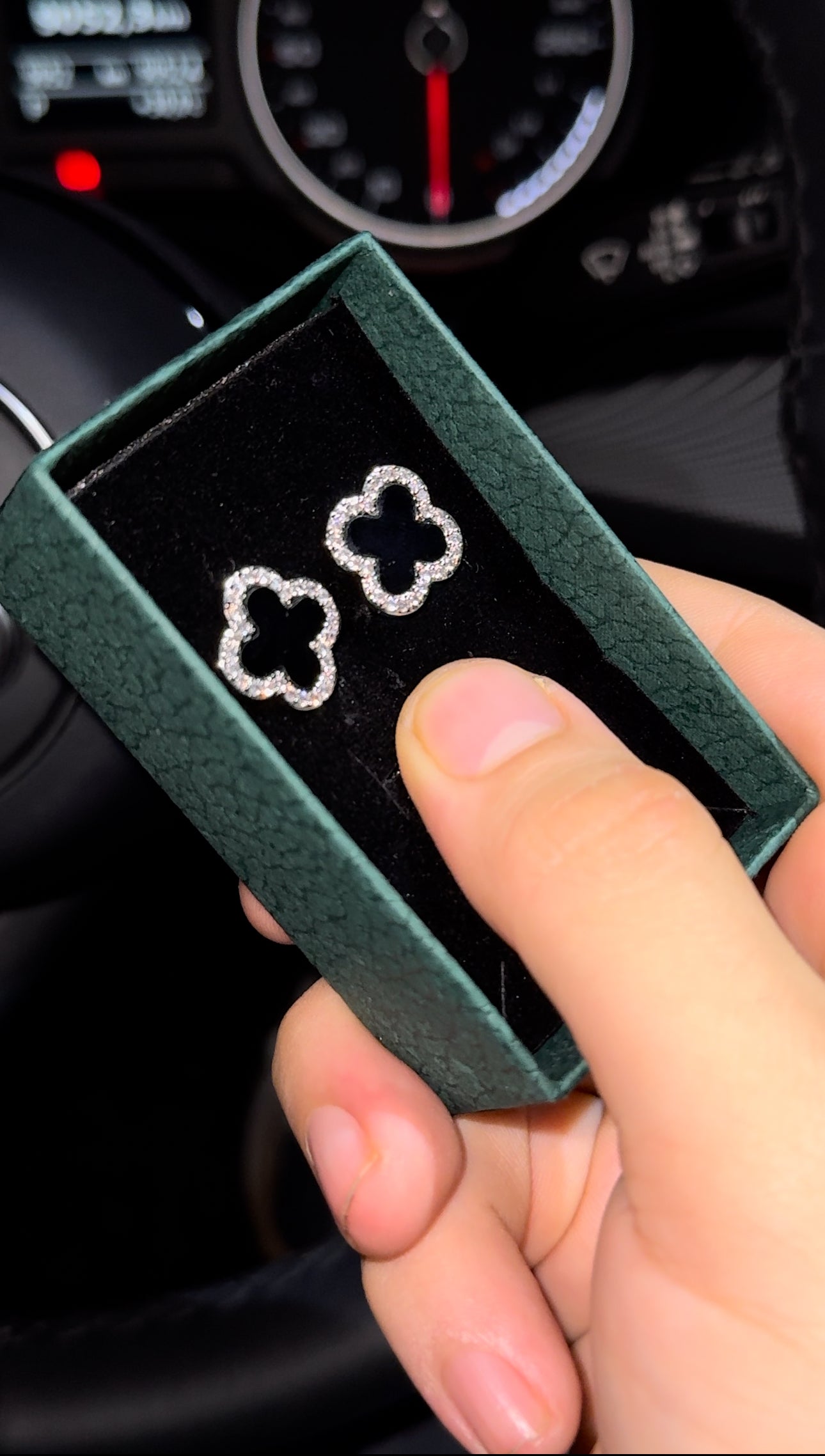 Aretes VC. whitegold plated black bottom