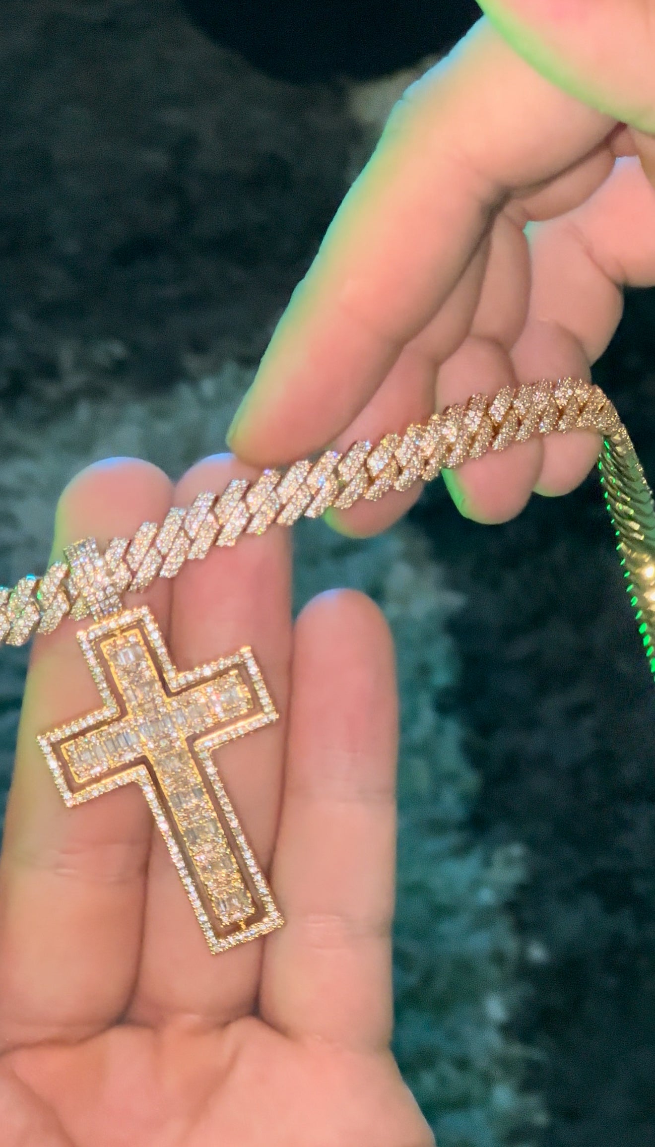 Cadena prong link 8mm cuban link con dije de cruz giratorio full iced out