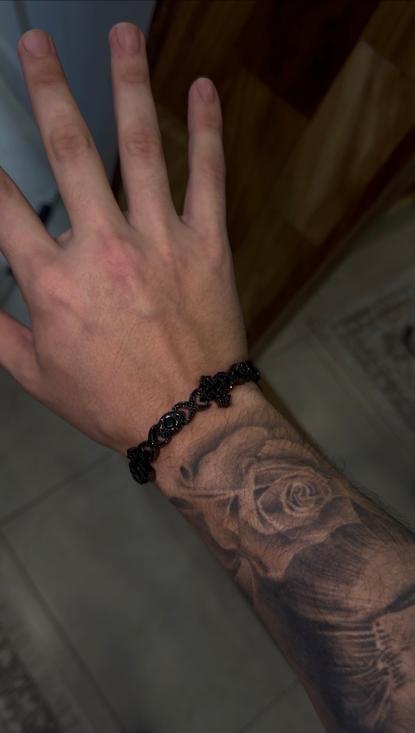 Brazalete eyes and cross black full iced 2026